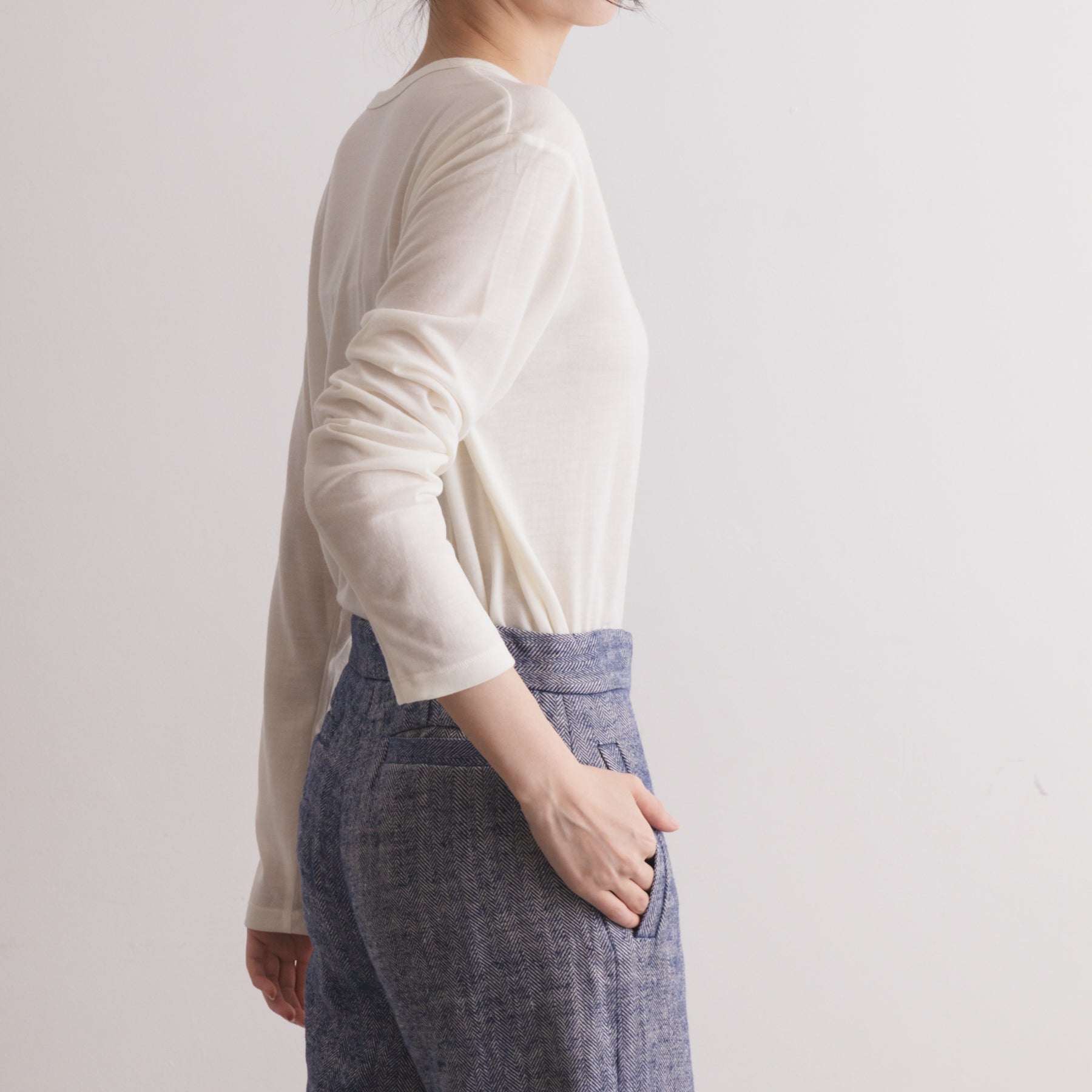 MEN'S メリノウール100%天竺 クルーネック長袖Tシャツ, ホワイトの着用イメージ(女性、横)