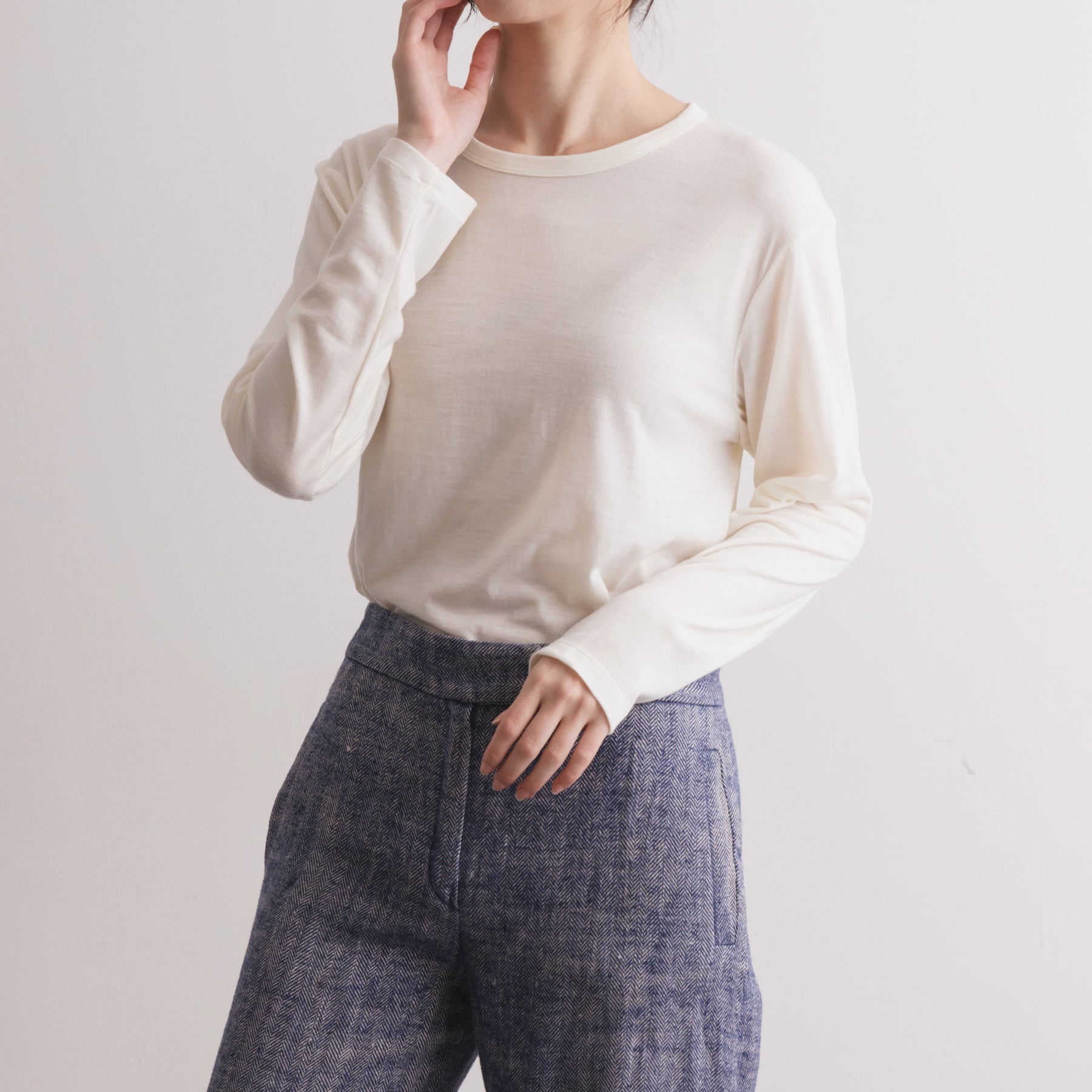 MEN'S メリノウール100%天竺 クルーネック長袖Tシャツ, ホワイトの着用イメージ(女性、前)