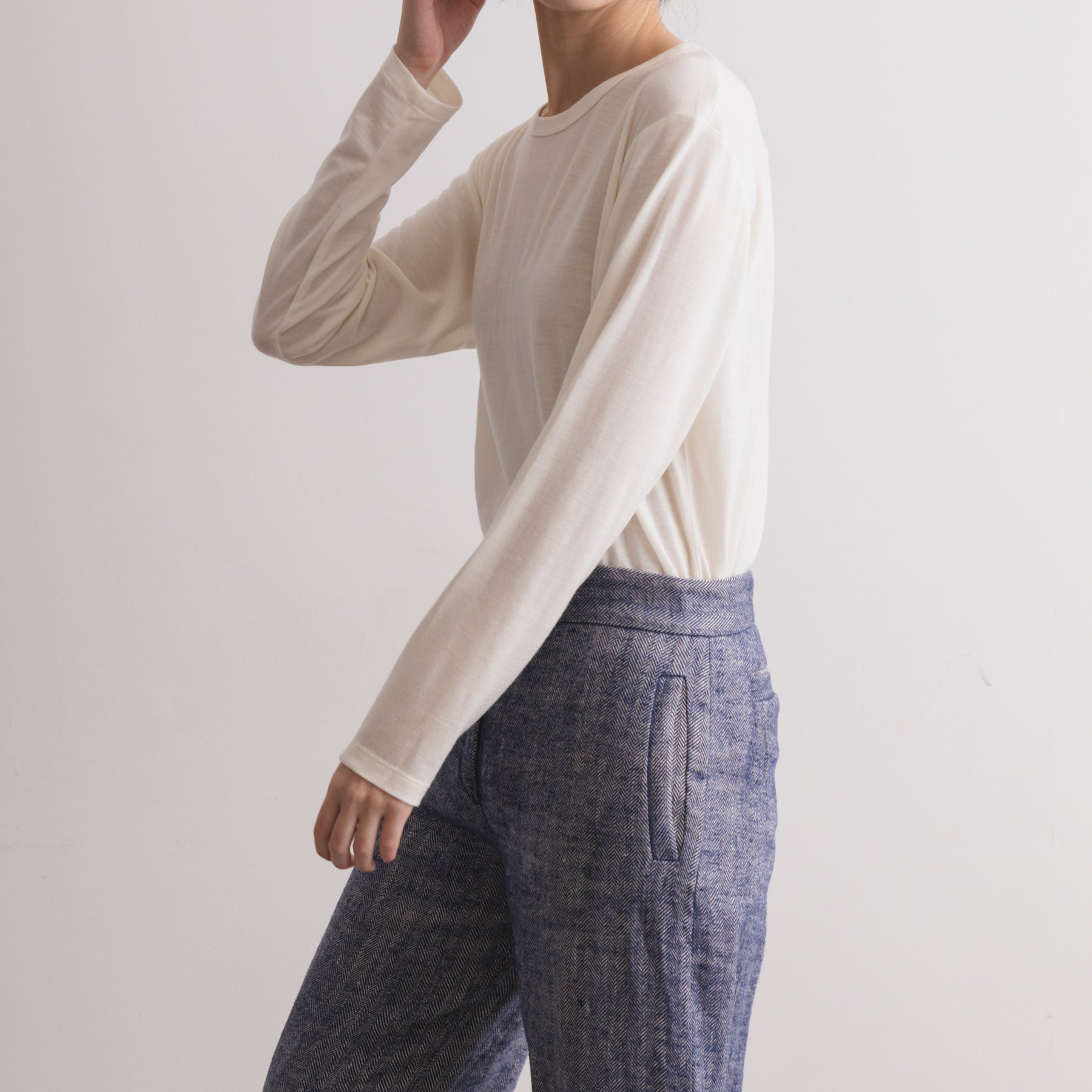 MEN'S メリノウール100%天竺 クルーネック長袖Tシャツ, ホワイトの着用イメージ(女性、斜め前)