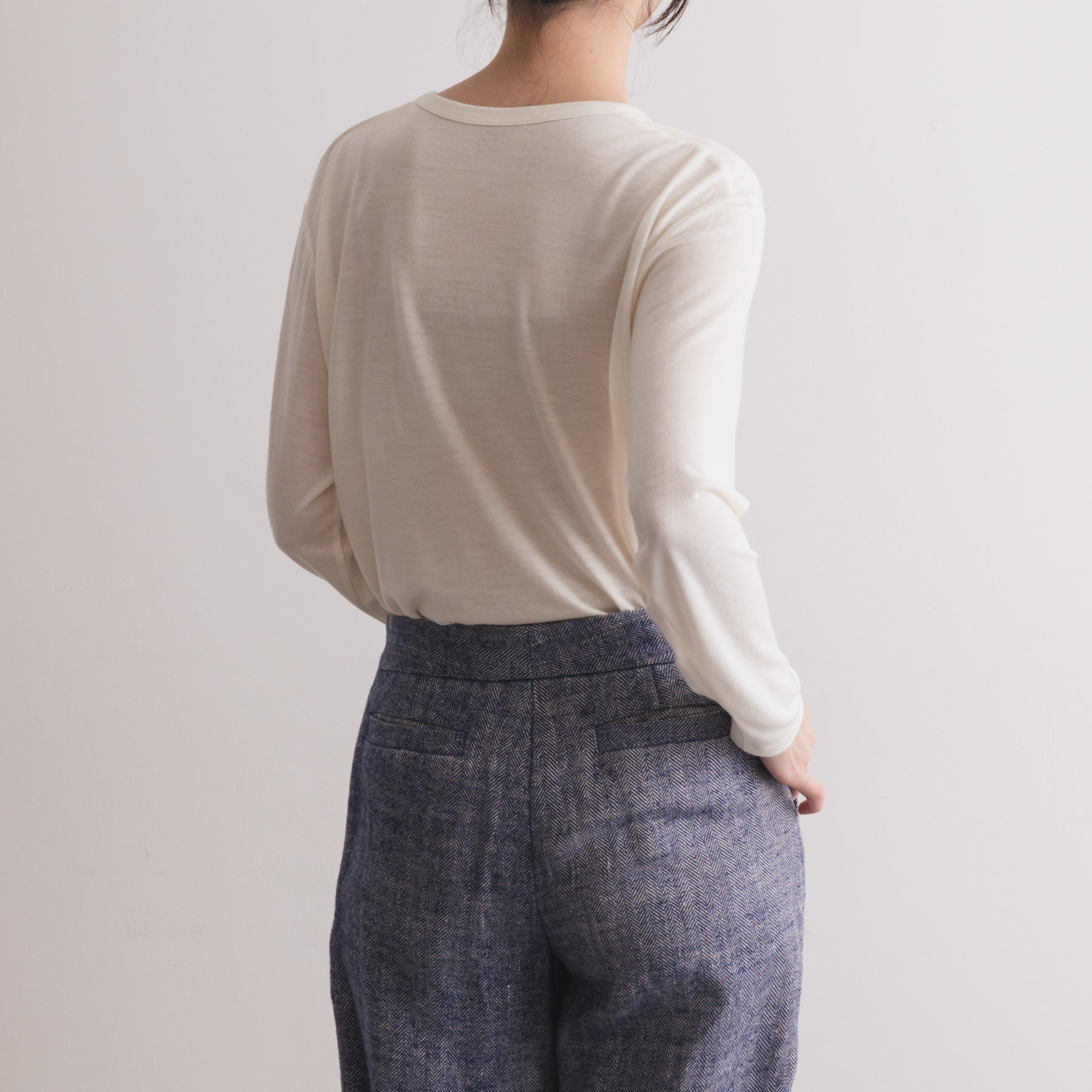 MEN'S メリノウール100%天竺 クルーネック長袖Tシャツ, ホワイトの着用イメージ(女性、斜め後)