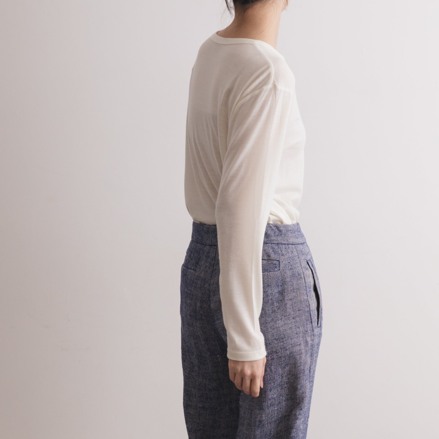MEN'S メリノウール100%天竺 クルーネック長袖Tシャツ, ホワイトの着用イメージ(女性、斜め後)