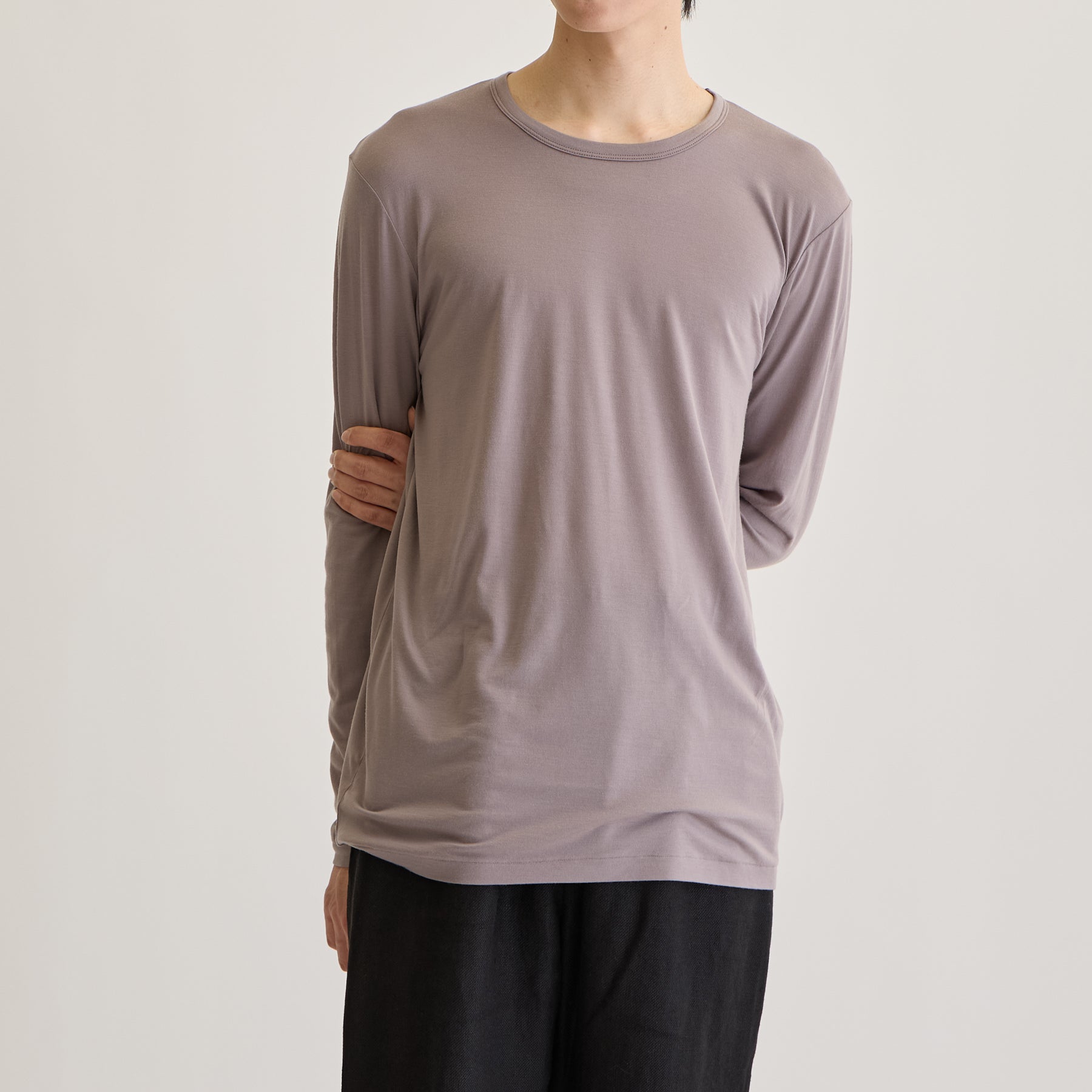 MEN'S メリノウール100%天竺 クルーネック長袖Tシャツ, トープのモデル着用画像(前)