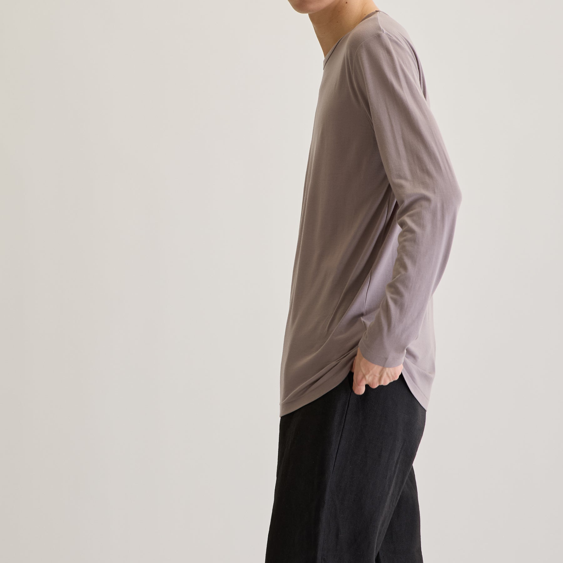 MEN'S メリノウール100%天竺 クルーネック長袖Tシャツ, トープのモデル着用画像(横)