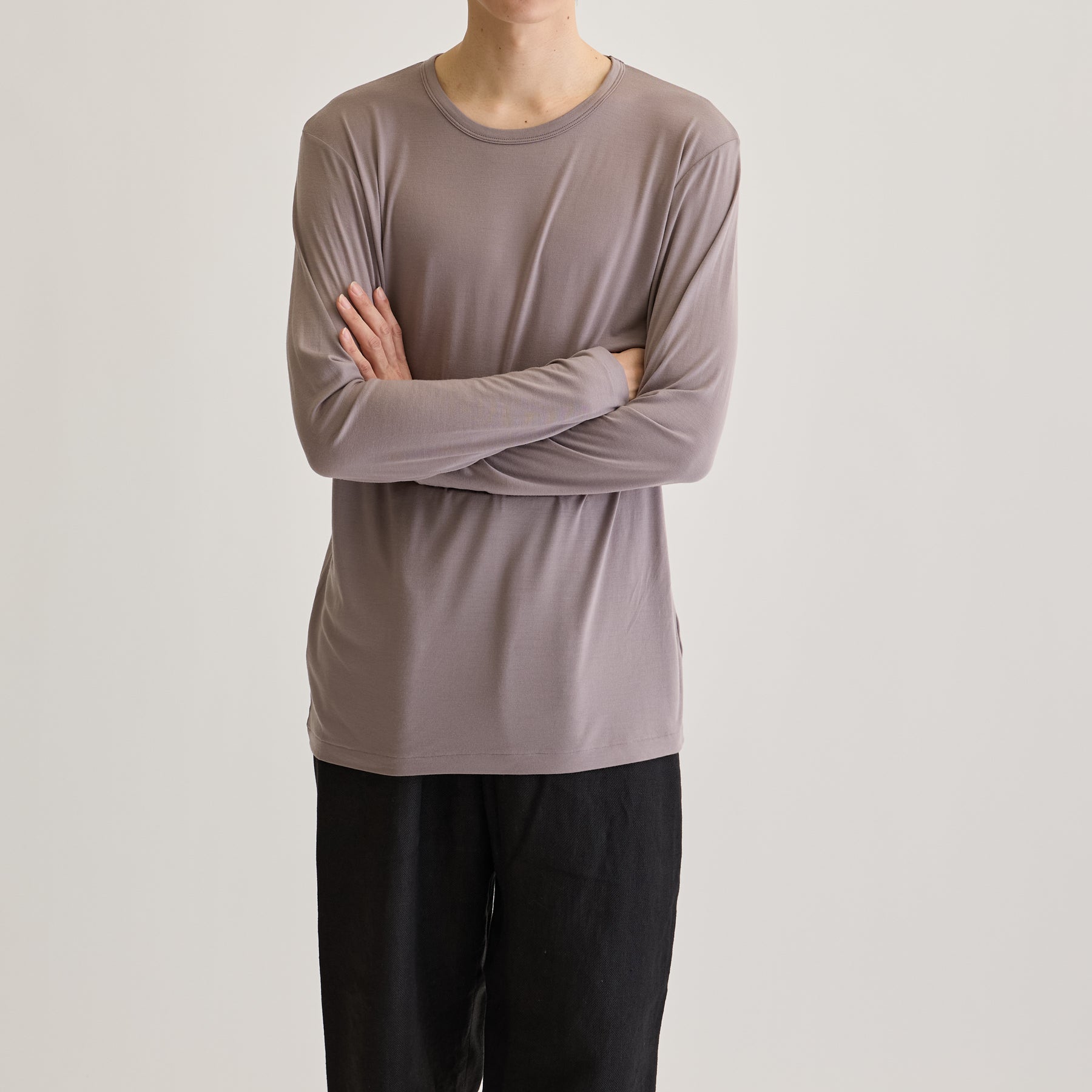 MEN'S メリノウール100%天竺 クルーネック長袖Tシャツ, トープのモデル着用画像(前)