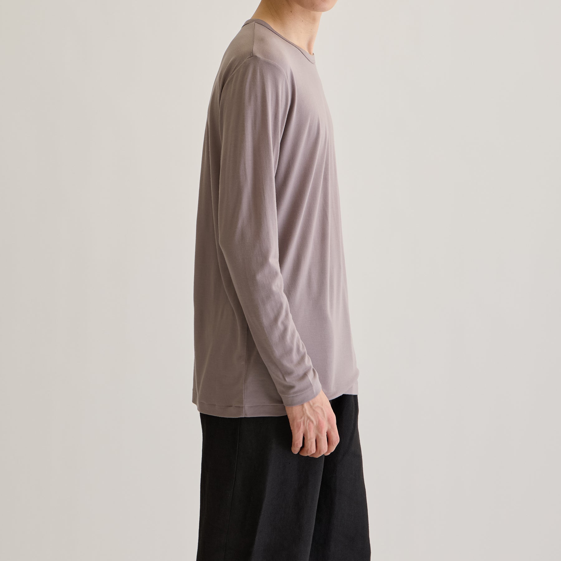 MEN'S メリノウール100%天竺 クルーネック長袖Tシャツ, トープのモデル着用画像(横)