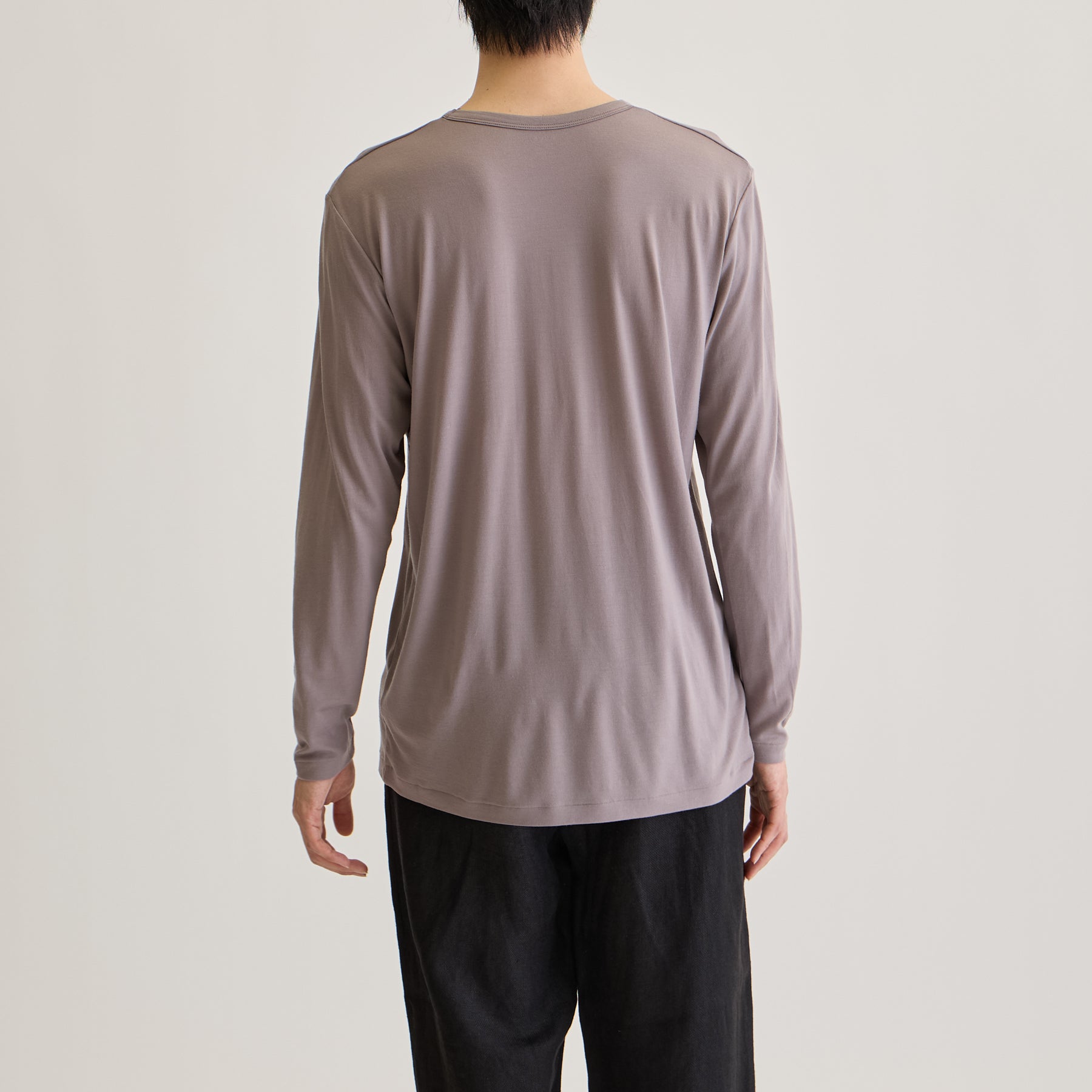 MEN'S メリノウール100%天竺 クルーネック長袖Tシャツ, トープのモデル着用画像(後)