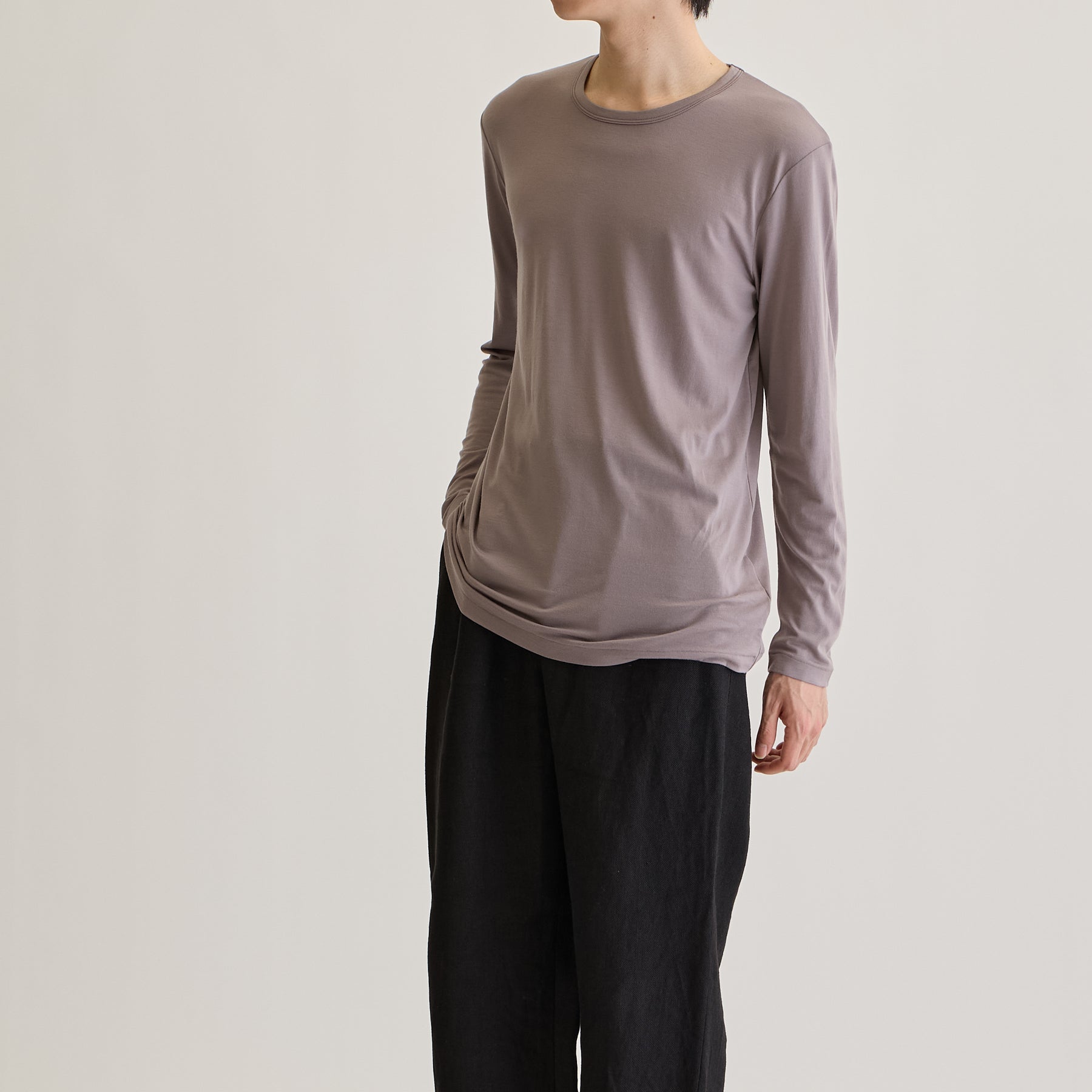 MEN'S メリノウール100%天竺 クルーネック長袖Tシャツ, トープのモデル着用画像(斜め前)