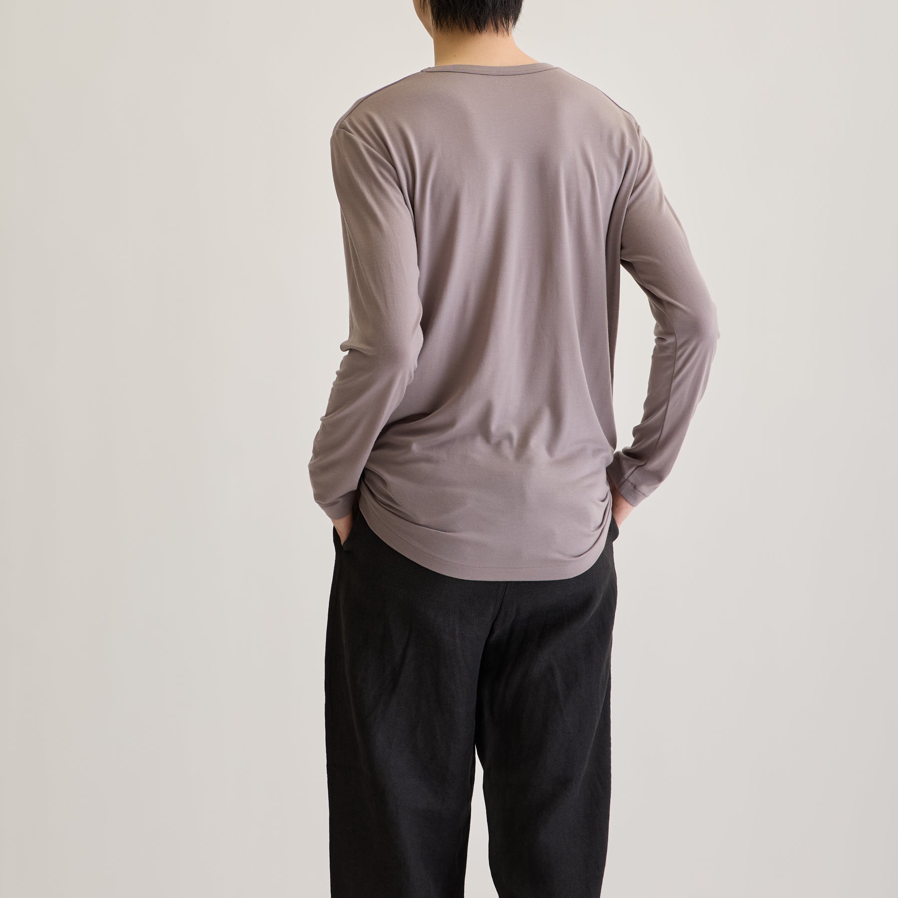 MEN'S メリノウール100%天竺 クルーネック長袖Tシャツ, トープのモデル着用画像(後)