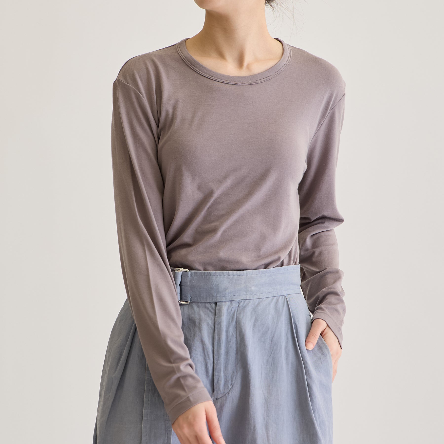 MEN'S メリノウール100%天竺 クルーネック長袖Tシャツ, トープのモデル着用画像(女性・前)