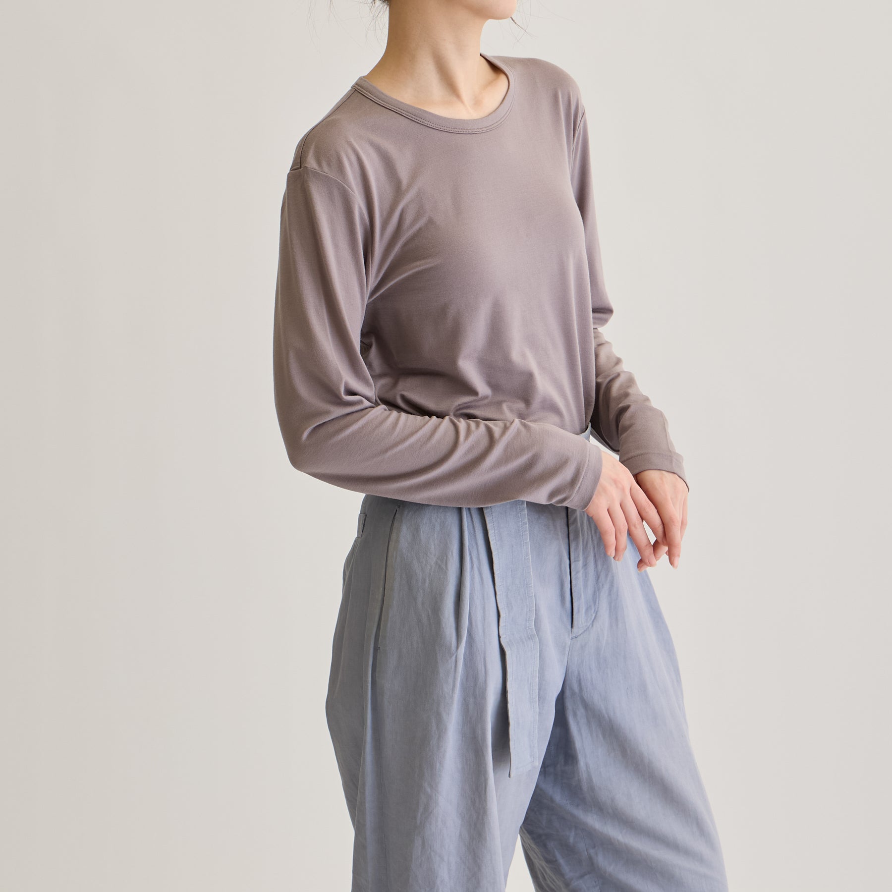 MEN'S メリノウール100%天竺 クルーネック長袖Tシャツ, トープのモデル着用画像(女性・斜め前)