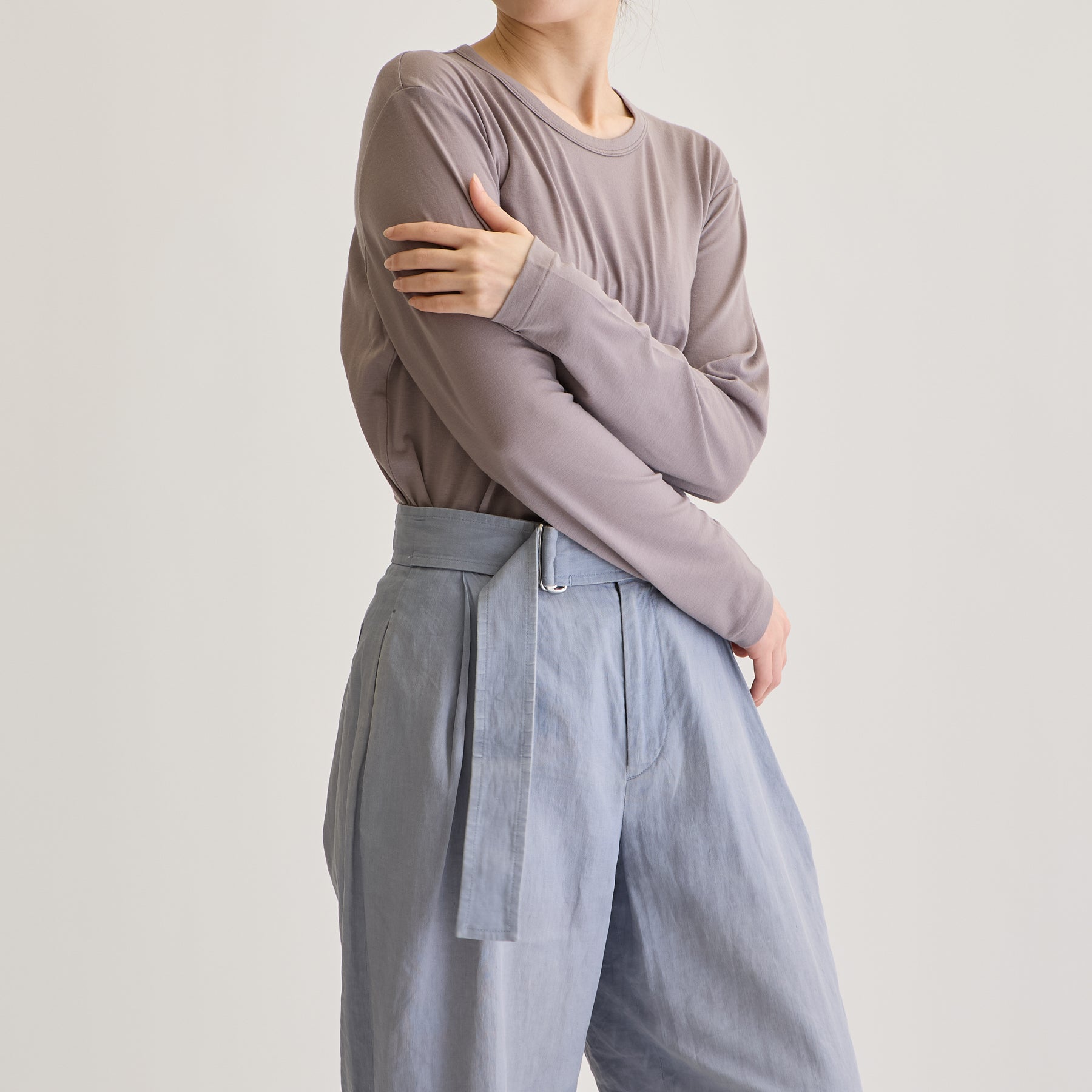 MEN'S メリノウール100%天竺 クルーネック長袖Tシャツ, トープのモデル着用画像(女性・斜め前)