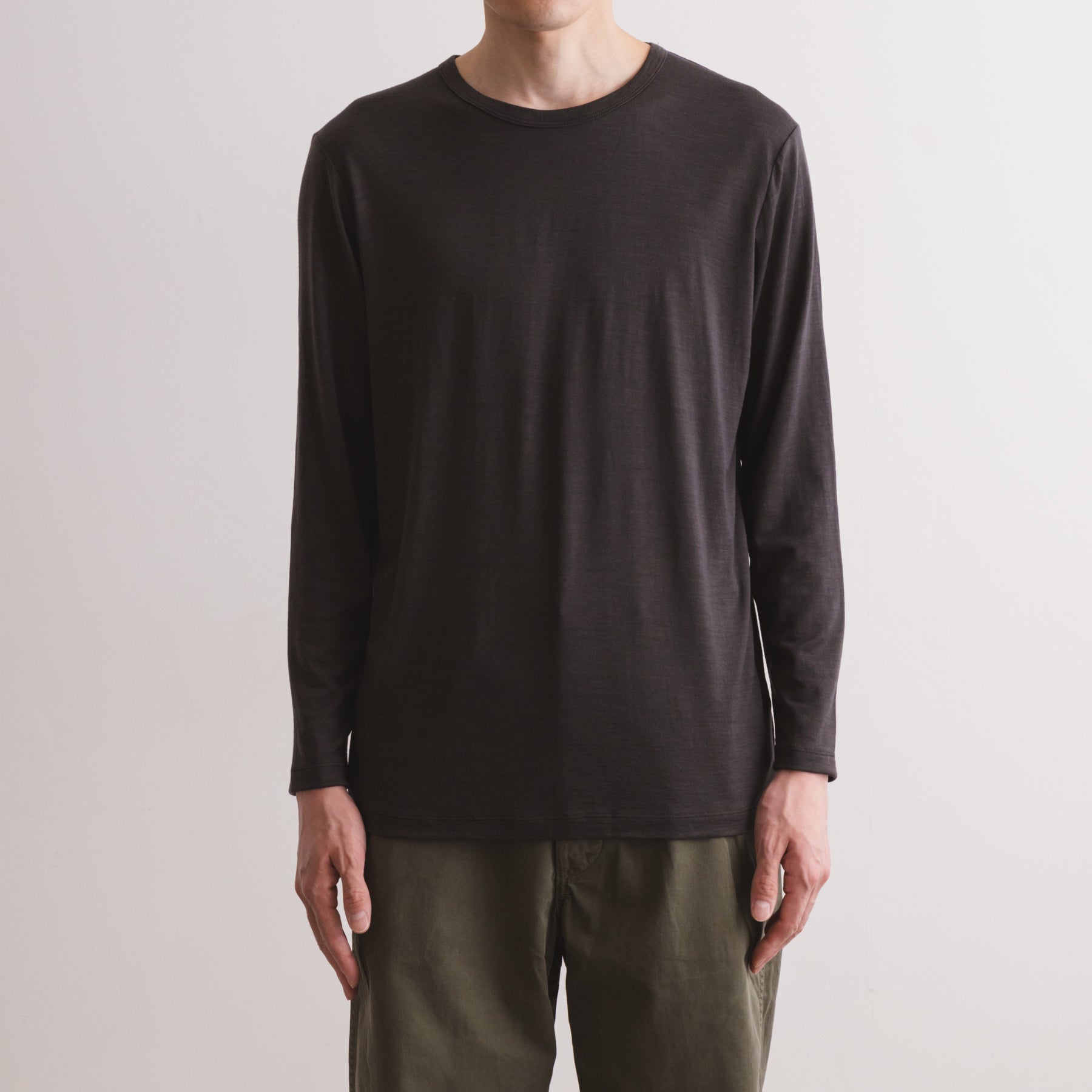 MEN'S メリノウール100%天竺 クルーネック長袖Tシャツ, チャコールの着用イメージ(男性、前)