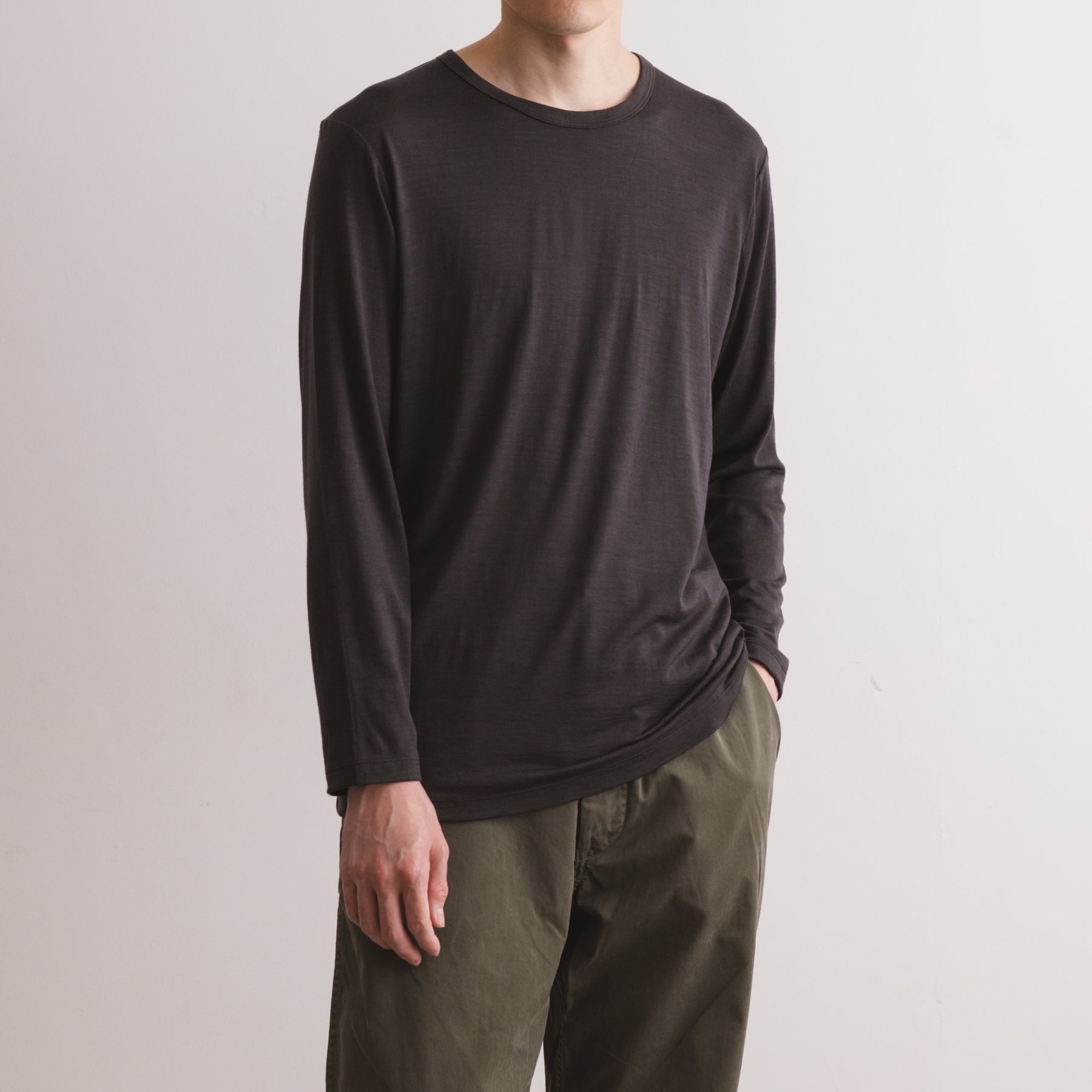 MEN'S メリノウール100%天竺 クルーネック長袖Tシャツ, チャコールの着用イメージ(男性、斜め前)