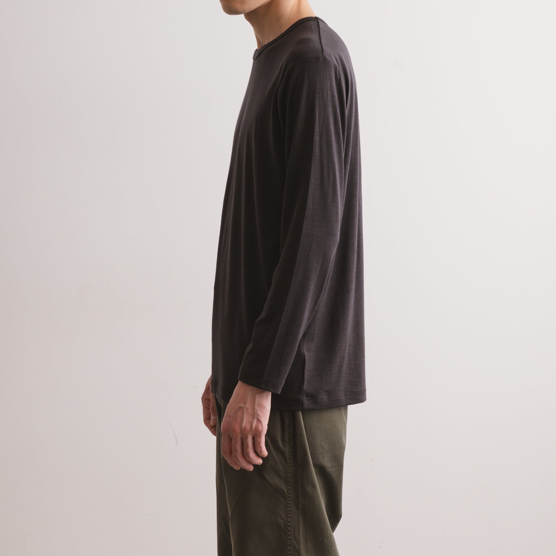 MEN'S メリノウール100%天竺 クルーネック長袖Tシャツ, チャコールの着用イメージ(男性、横)
