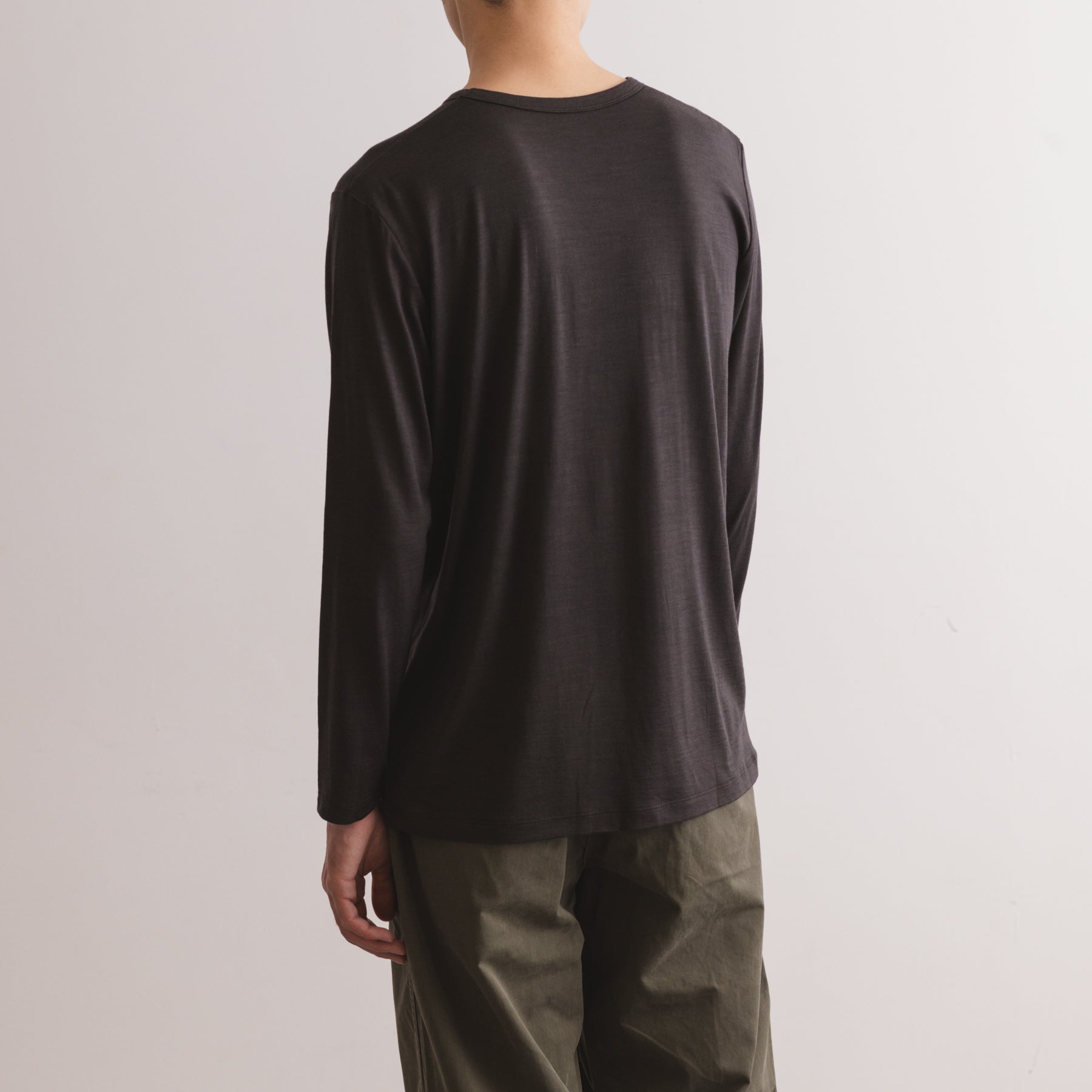 MEN'S メリノウール100%天竺 クルーネック長袖Tシャツ, チャコールの着用イメージ(男性、斜め後)