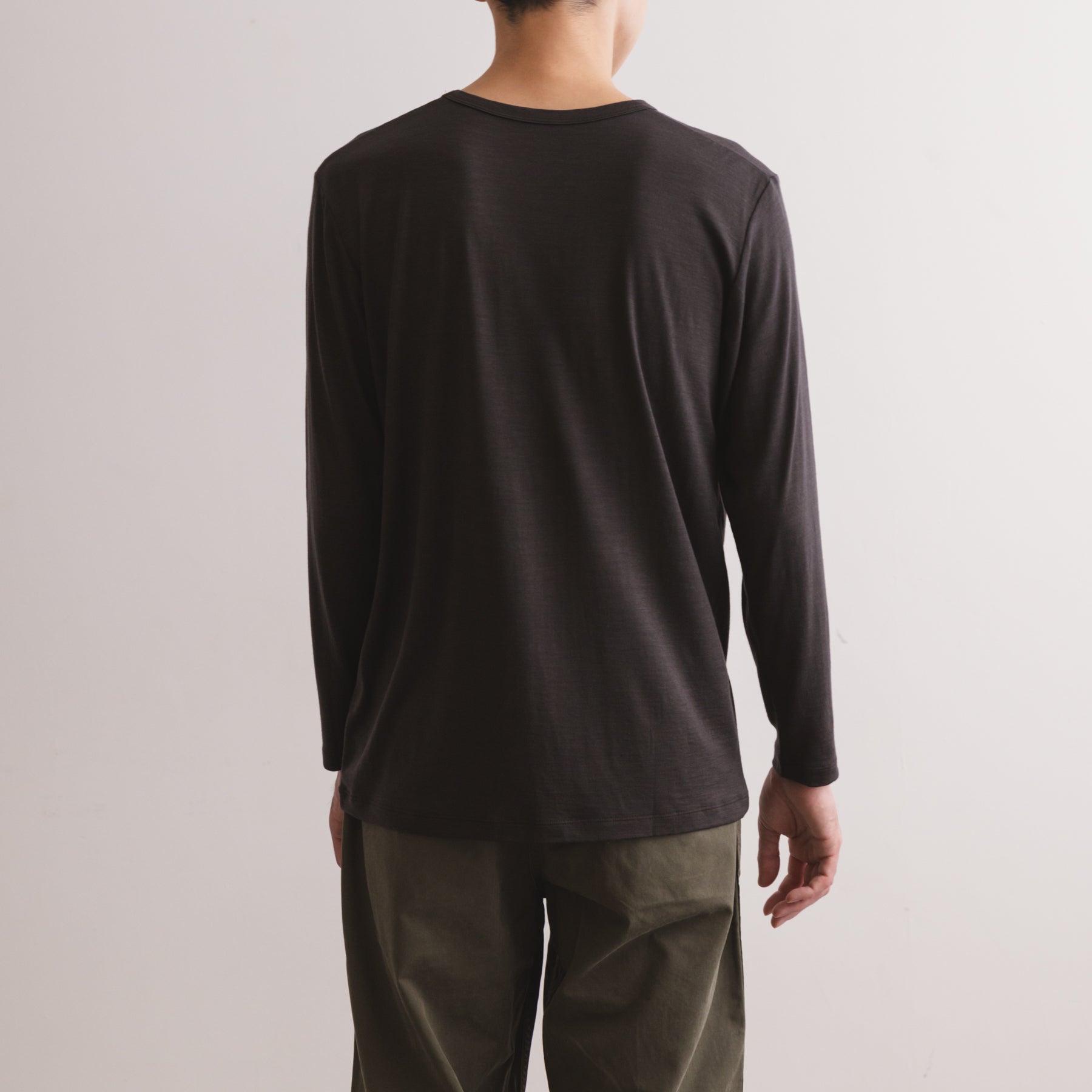 MEN'S メリノウール100%天竺 クルーネック長袖Tシャツ, チャコールの着用イメージ(男性、後)