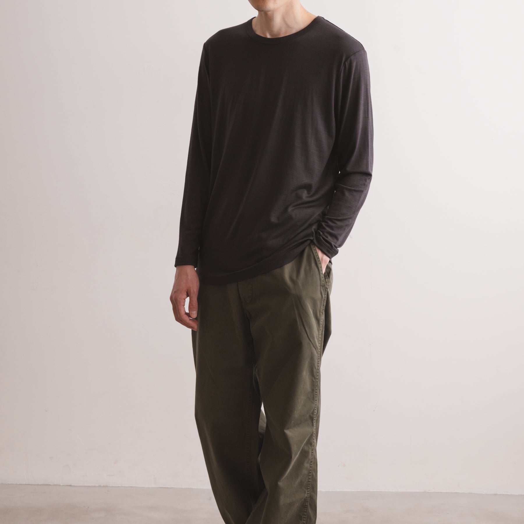 MEN'S メリノウール100%天竺 クルーネック長袖Tシャツ, チャコールの着用イメージ(男性、斜め前)