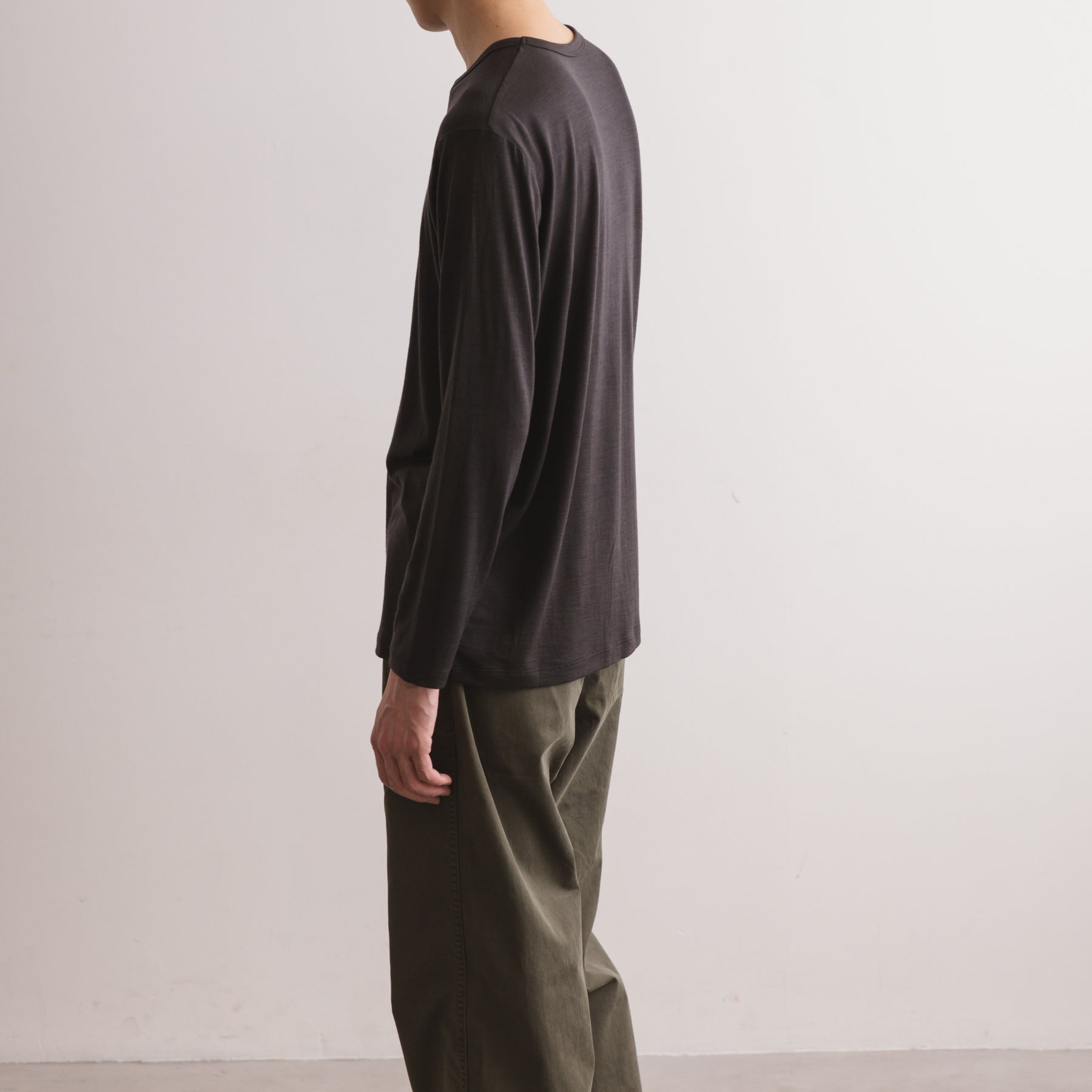 MEN'S メリノウール100%天竺 クルーネック長袖Tシャツ, チャコールの着用イメージ(男性、横)