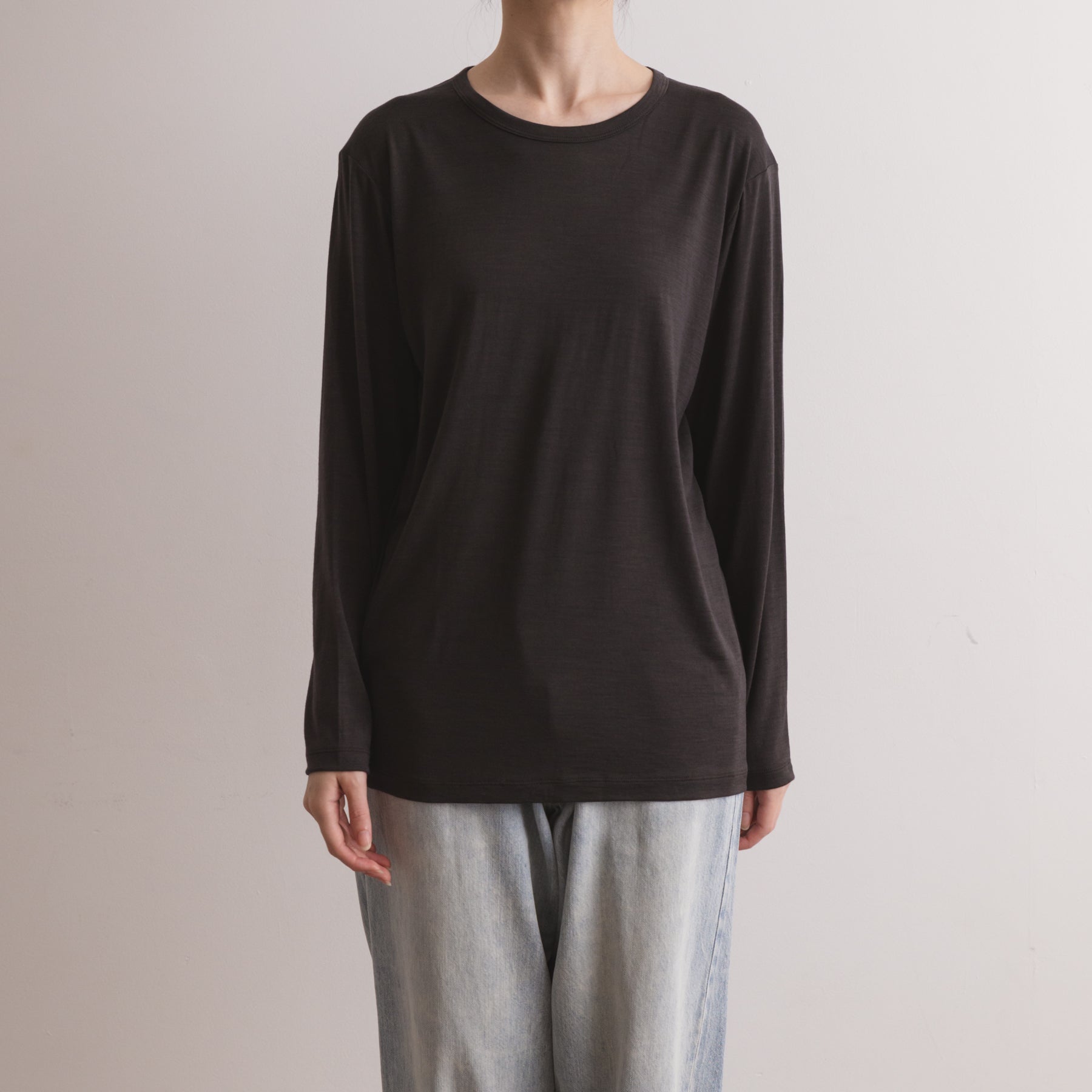 MEN'S メリノウール100%天竺 クルーネック長袖Tシャツ, チャコールの着用イメージ(女性、前)