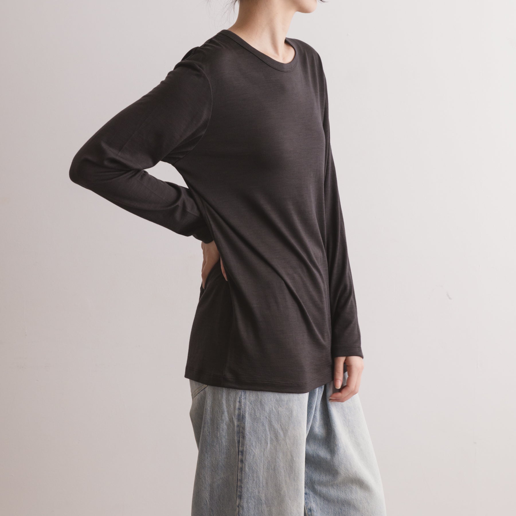 MEN'S メリノウール100%天竺 クルーネック長袖Tシャツ, チャコールの着用イメージ(女性、斜め前)