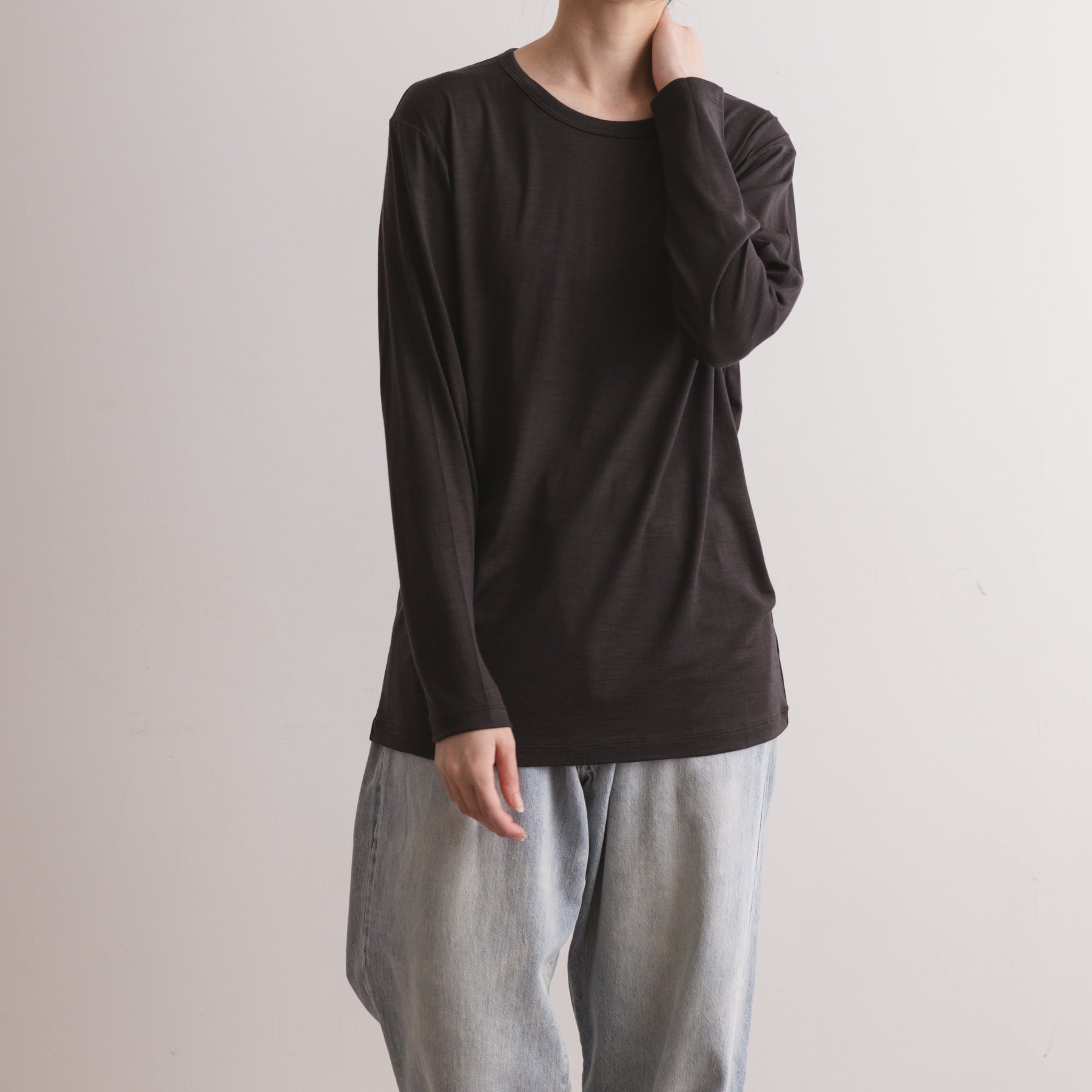 MEN'S メリノウール100%天竺 クルーネック長袖Tシャツ, チャコールの着用イメージ(女性、前)