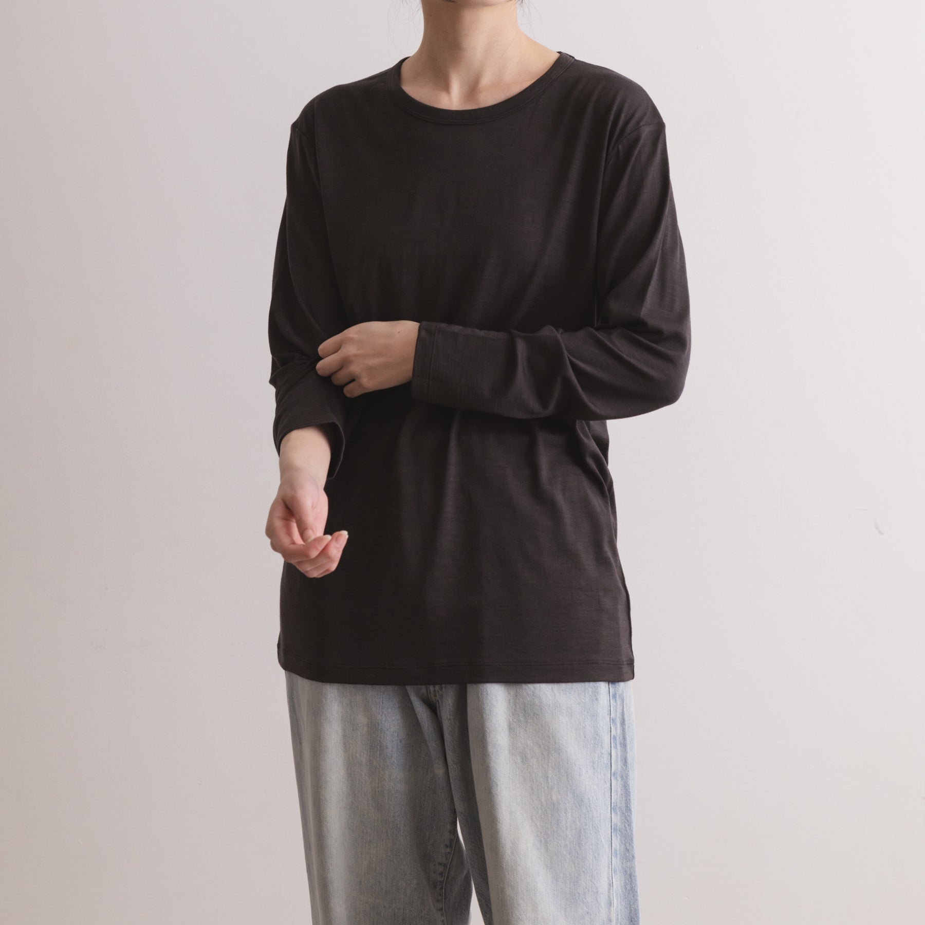 MEN'S メリノウール100%天竺 クルーネック長袖Tシャツ, チャコールの着用イメージ(女性、前)
