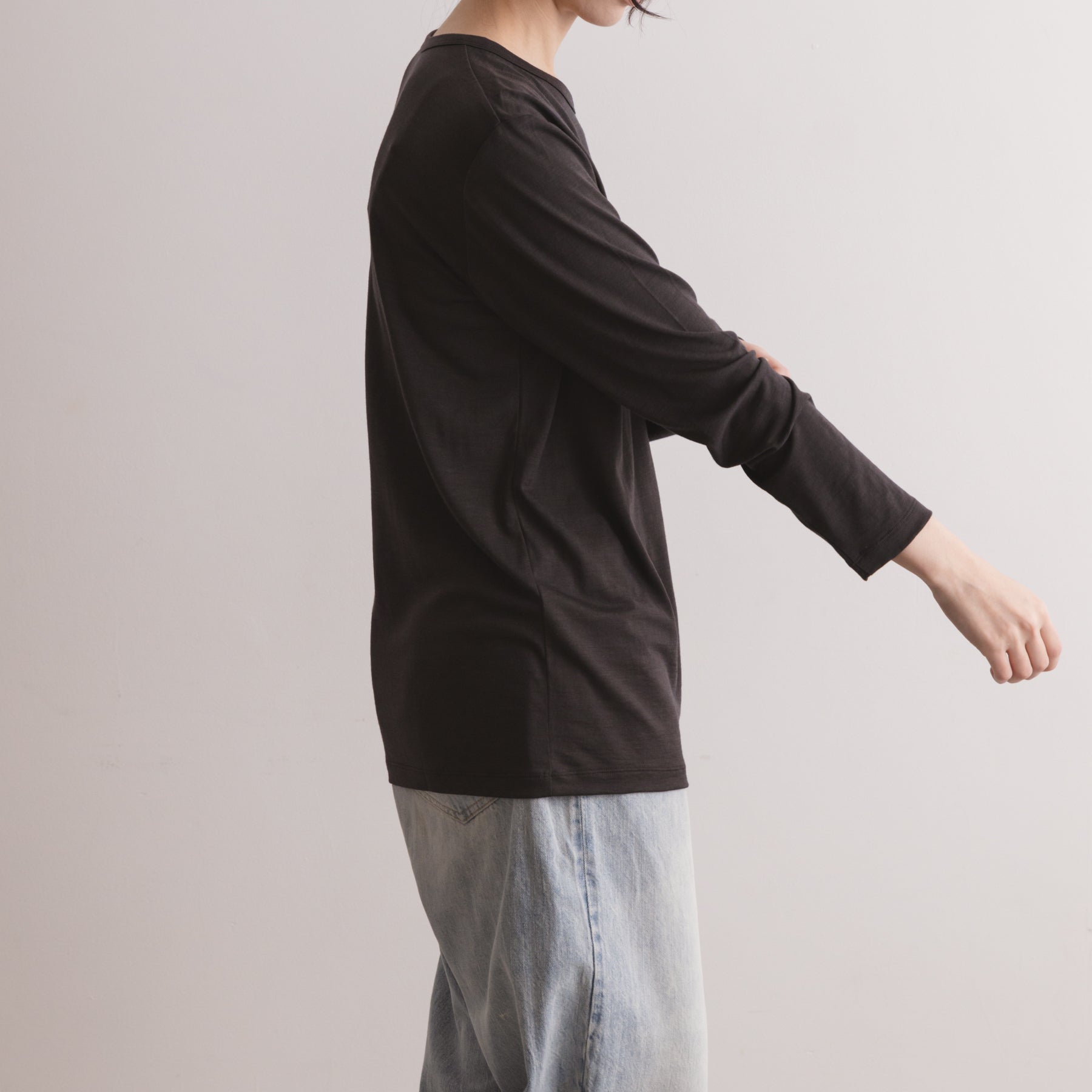 MEN'S メリノウール100%天竺 クルーネック長袖Tシャツ, チャコールの着用イメージ(女性、横)