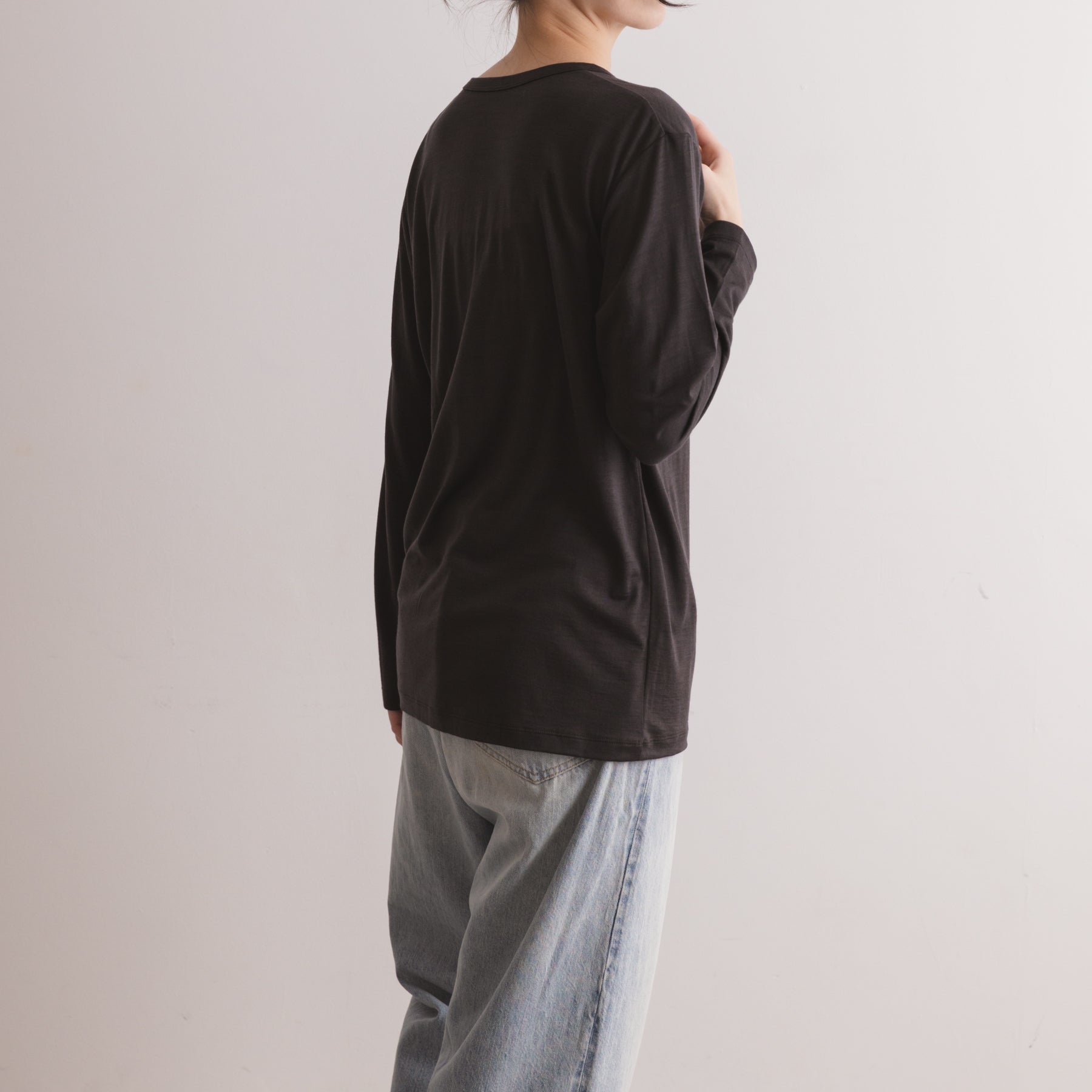 MEN'S メリノウール100%天竺 クルーネック長袖Tシャツ, チャコールの着用イメージ(女性、斜め後)