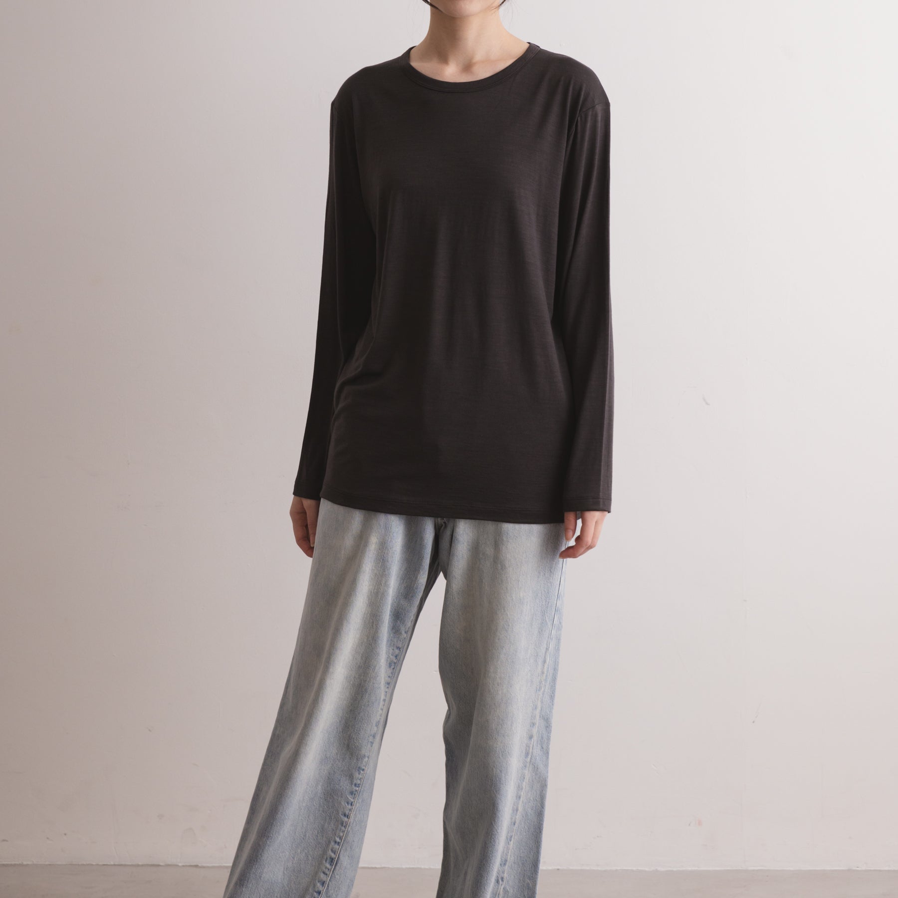 MEN'S メリノウール100%天竺 クルーネック長袖Tシャツ, チャコールの着用イメージ(女性、前)