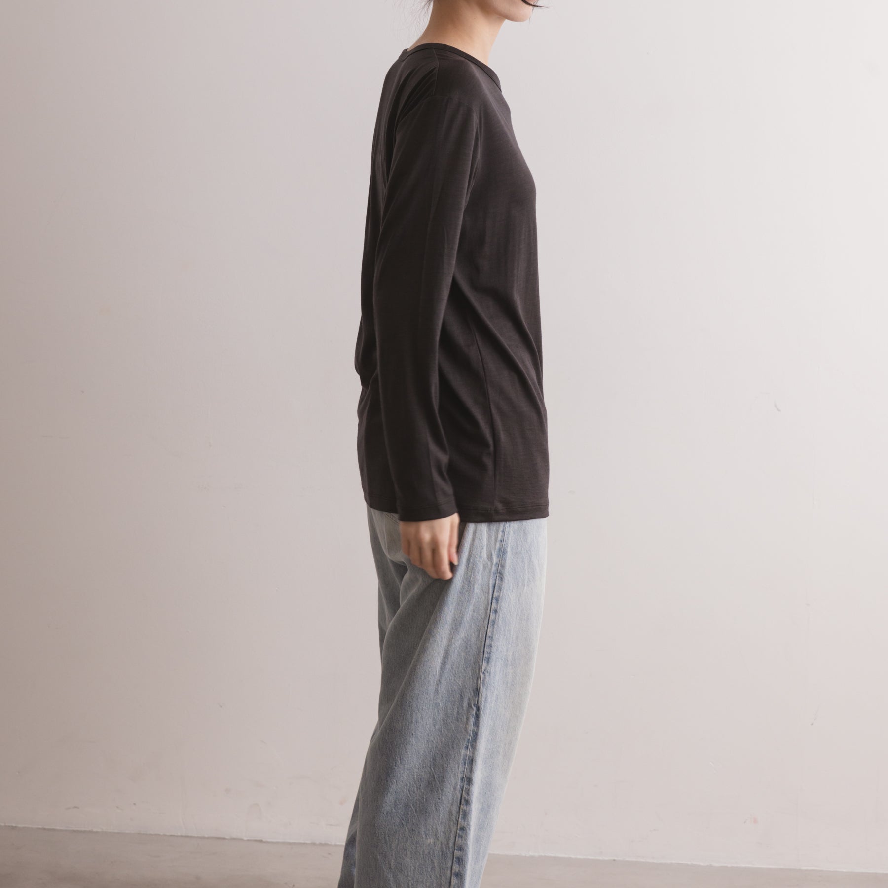 MEN'S メリノウール100%天竺 クルーネック長袖Tシャツ, チャコールの着用イメージ(女性、横)