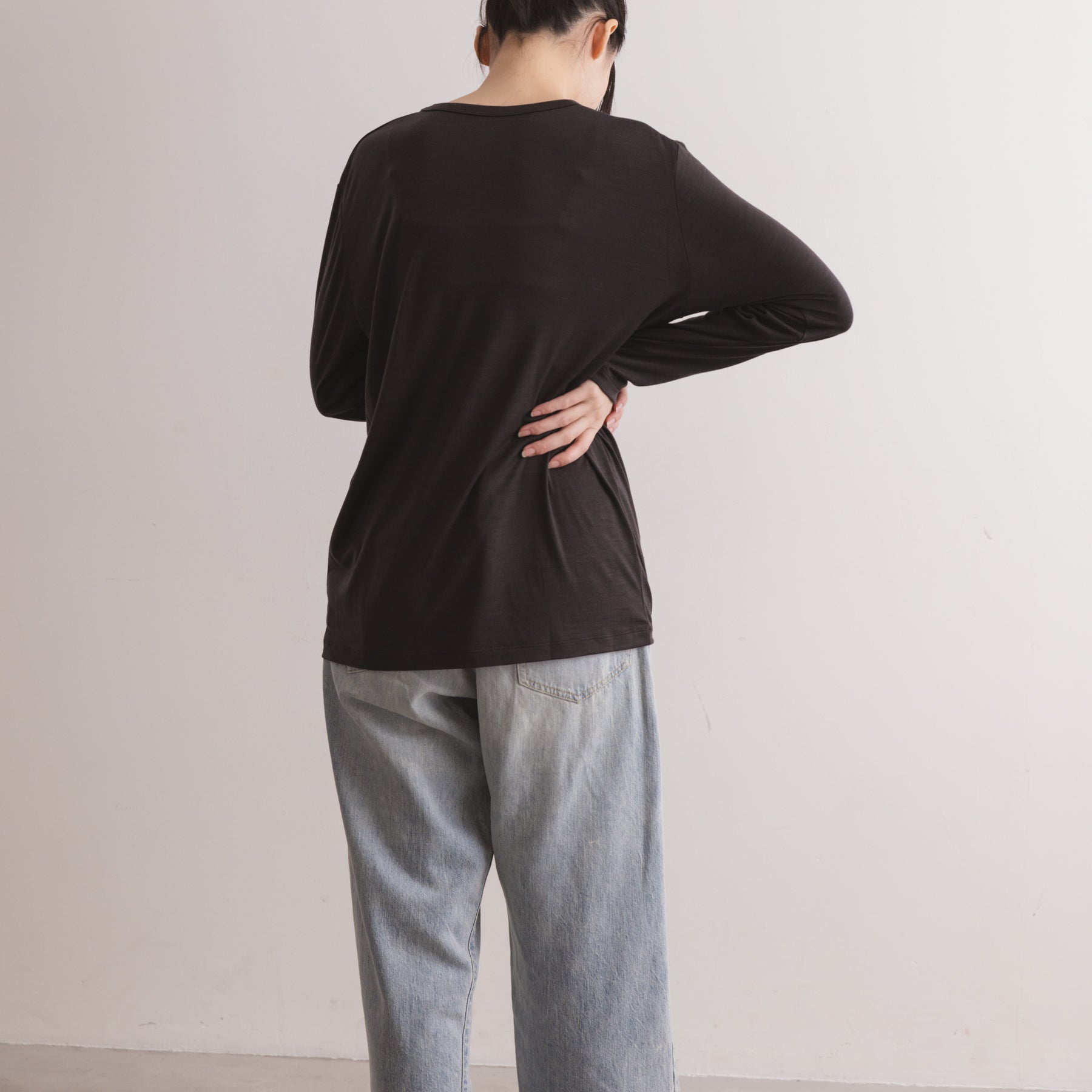 MEN'S メリノウール100%天竺 クルーネック長袖Tシャツ, チャコールの着用イメージ(女性、後)