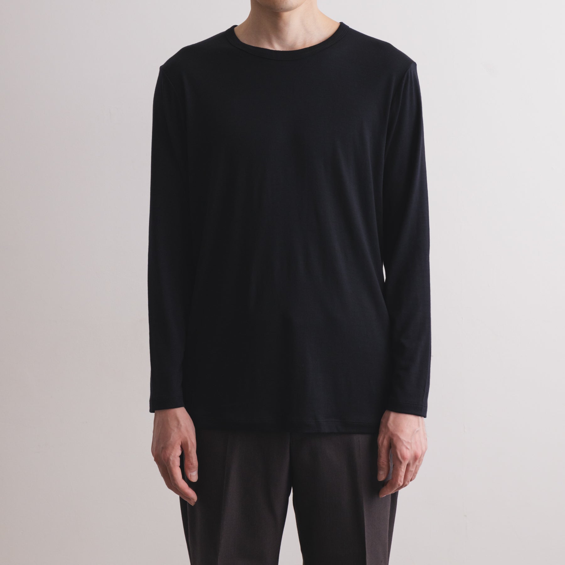 MEN'S メリノウール100%天竺 クルーネック長袖Tシャツ, ブラックの着用イメージ(男性、前)