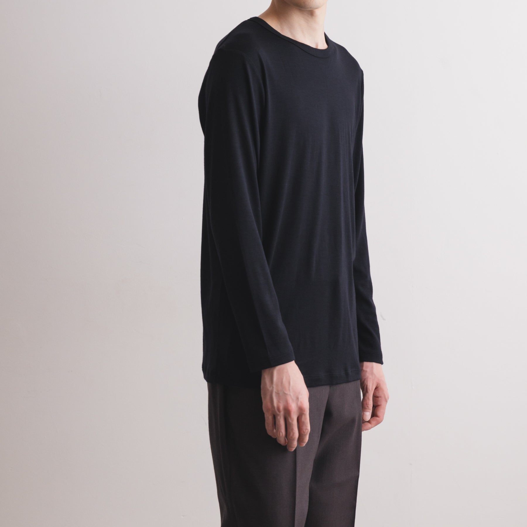 MEN'S メリノウール100%天竺 クルーネック長袖Tシャツ, ブラックの着用イメージ(男性、斜め前)