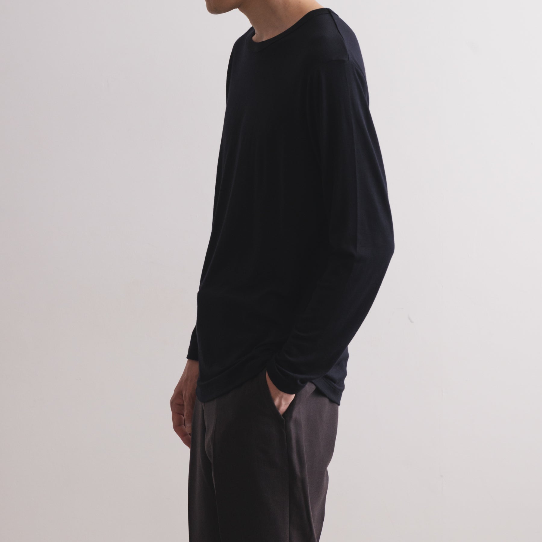 MEN'S メリノウール100%天竺 クルーネック長袖Tシャツ, ブラックの着用イメージ(男性、横)