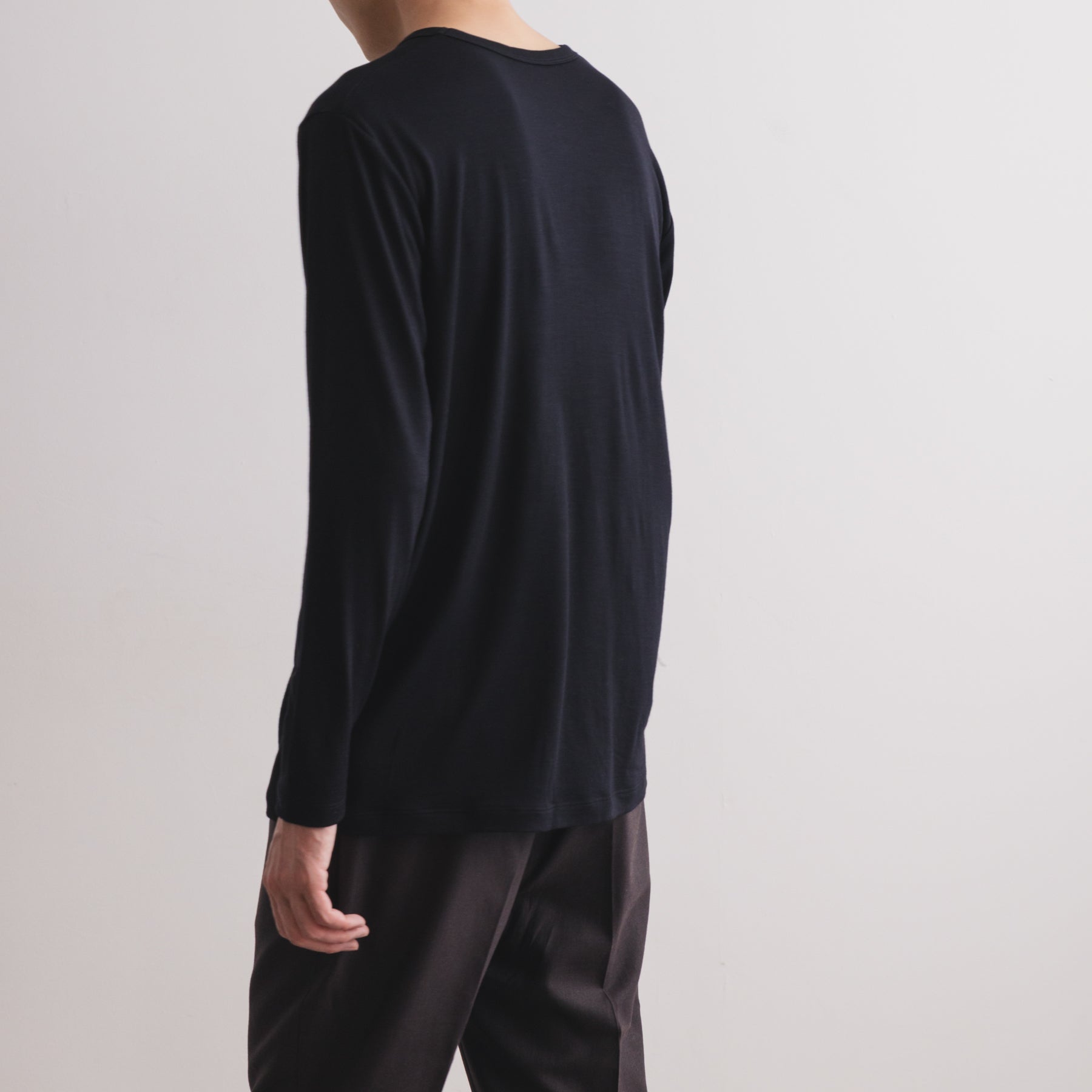 MEN'S メリノウール100%天竺 クルーネック長袖Tシャツ, ブラックの着用イメージ(男性、斜め後)