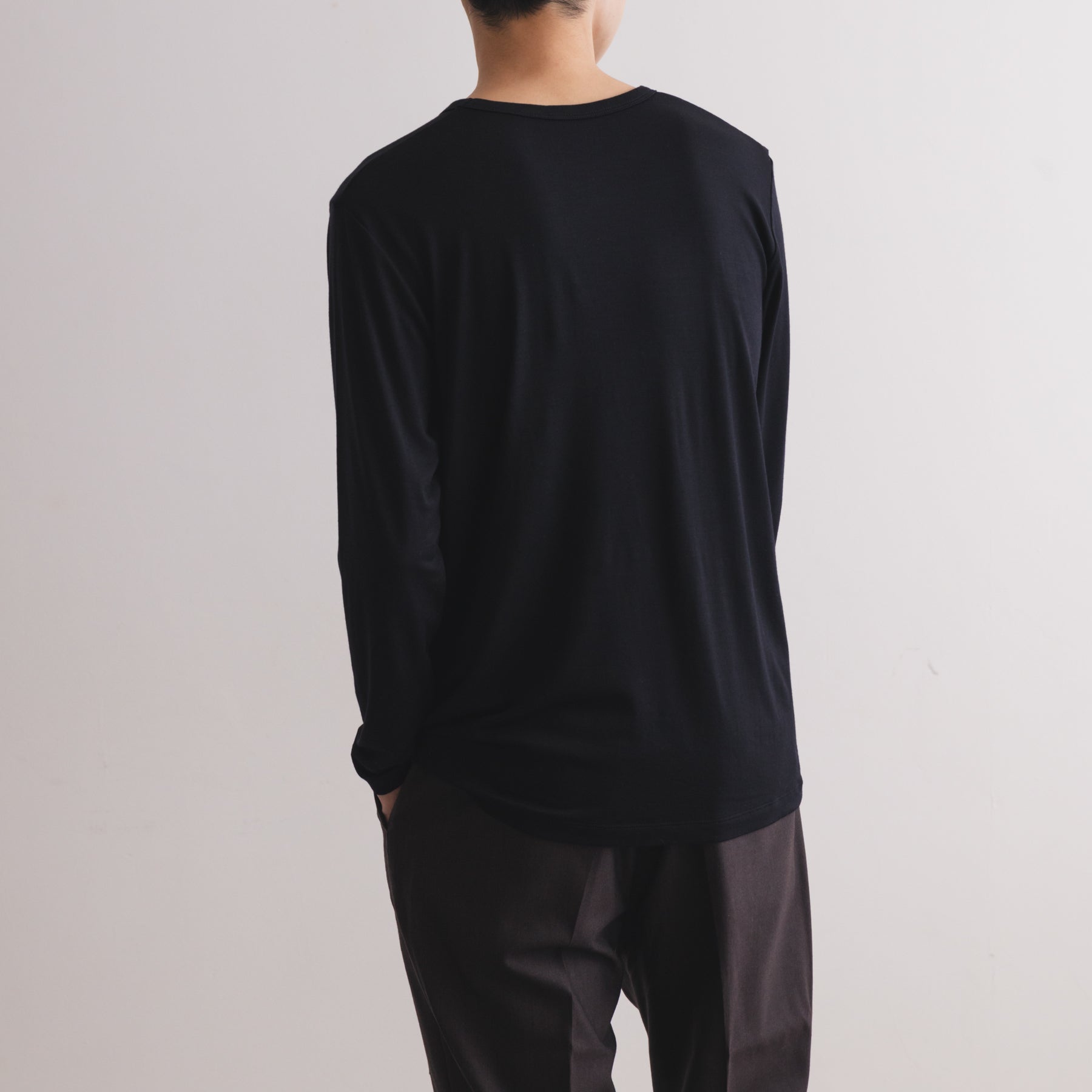 MEN'S メリノウール100%天竺 クルーネック長袖Tシャツ, ブラックの着用イメージ(男性、後)