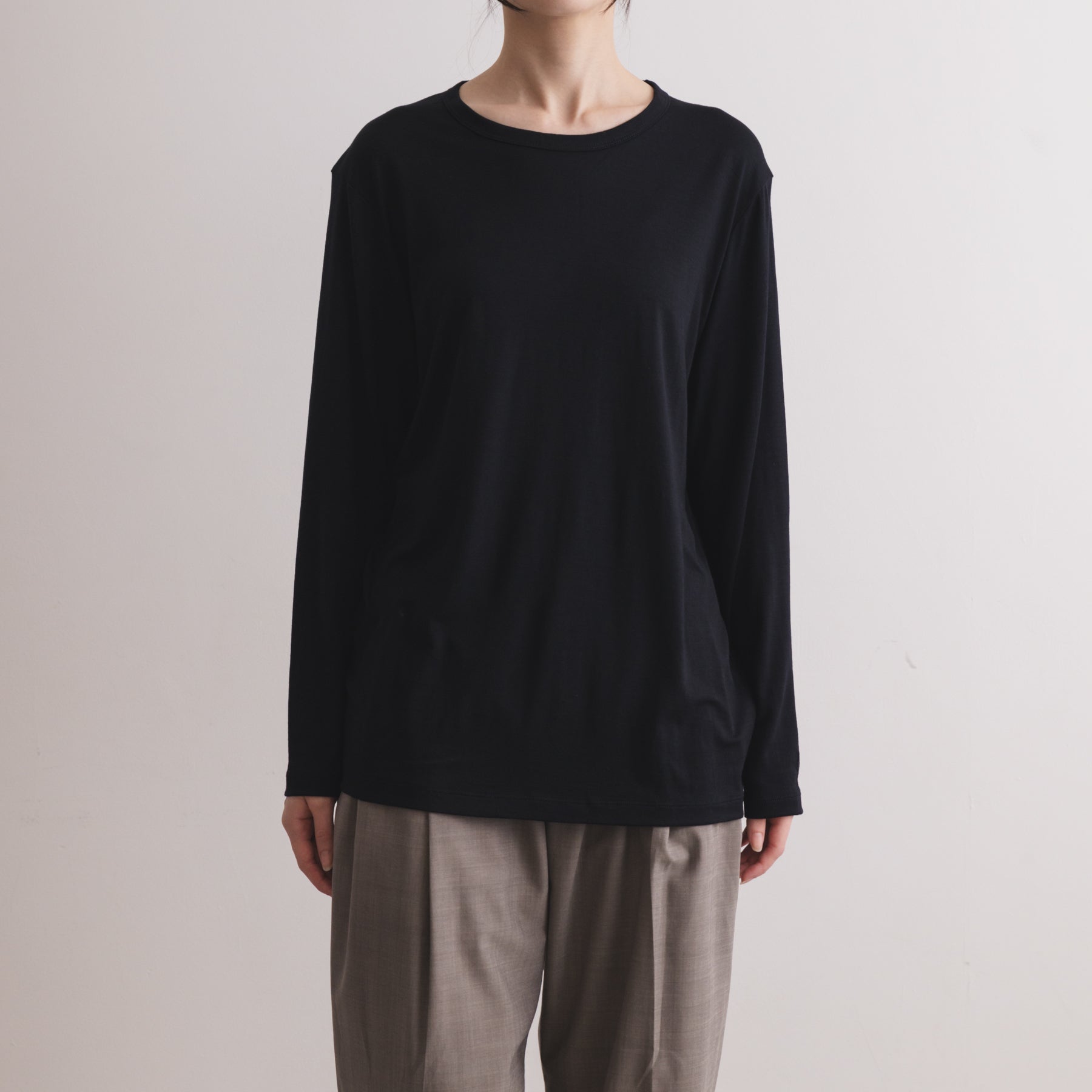 MEN'S メリノウール100%天竺 クルーネック長袖Tシャツ, ブラックの着用イメージ(女性、前)