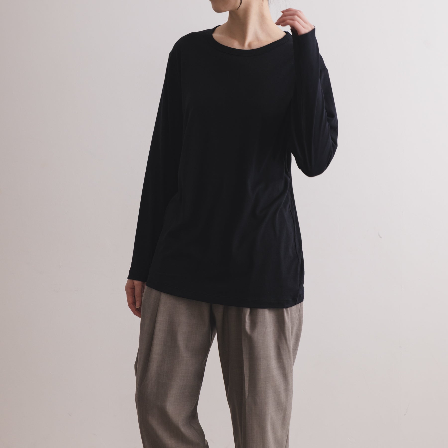 MEN'S メリノウール100%天竺 クルーネック長袖Tシャツ, ブラックの着用イメージ(女性、前)
