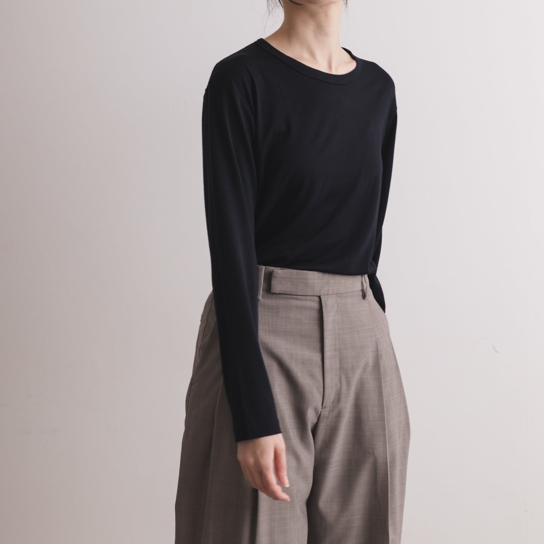 MEN'S メリノウール100%天竺 クルーネック長袖Tシャツ, ブラックの着用イメージ(女性、斜め前)