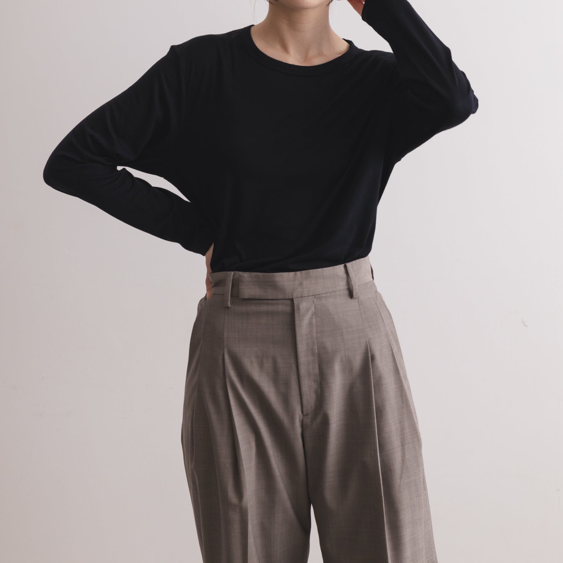 MEN'S メリノウール100%天竺 クルーネック長袖Tシャツ, ブラックの着用イメージ(女性、前)