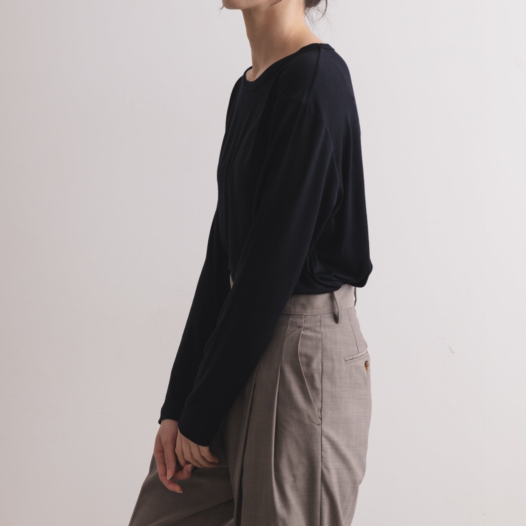 MEN'S メリノウール100%天竺 クルーネック長袖Tシャツ, ブラックの着用イメージ(女性、横)