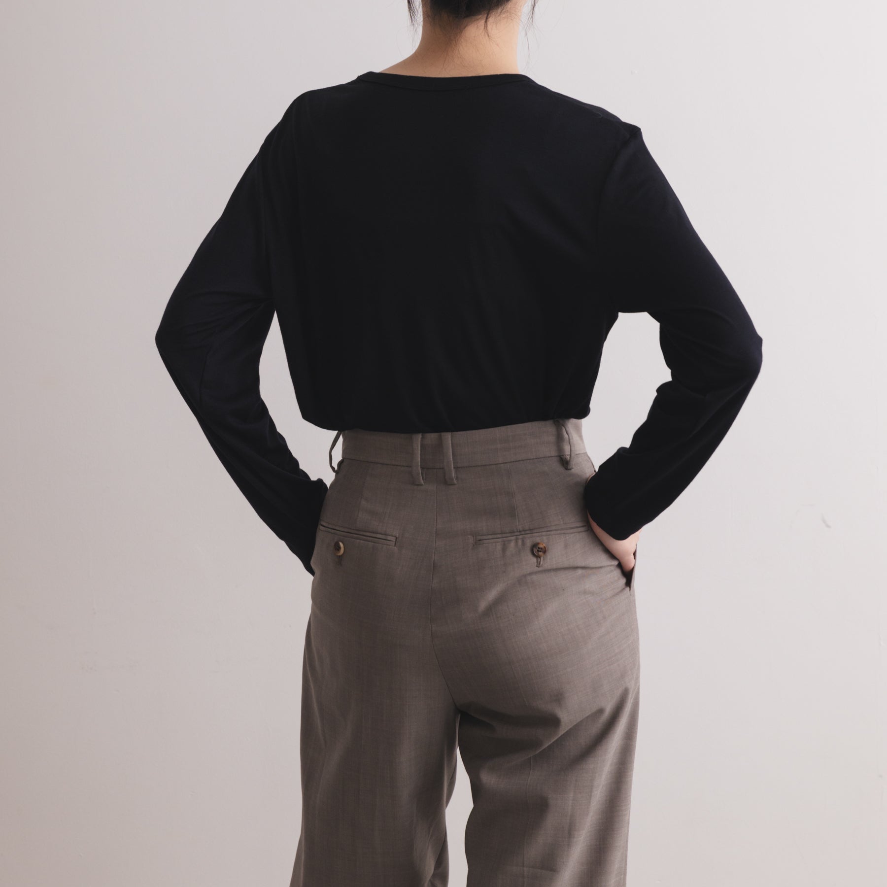 MEN'S メリノウール100%天竺 クルーネック長袖Tシャツ, ブラックの着用イメージ(女性、後)