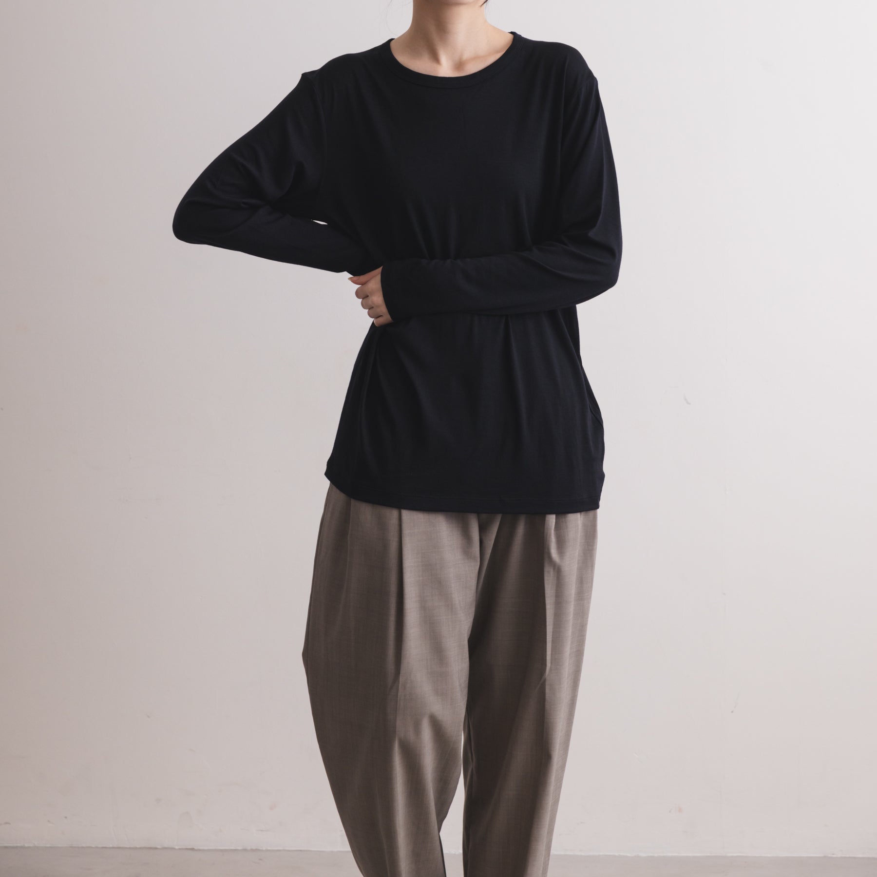 MEN'S メリノウール100%天竺 クルーネック長袖Tシャツ, ブラックの着用イメージ(女性、前)
