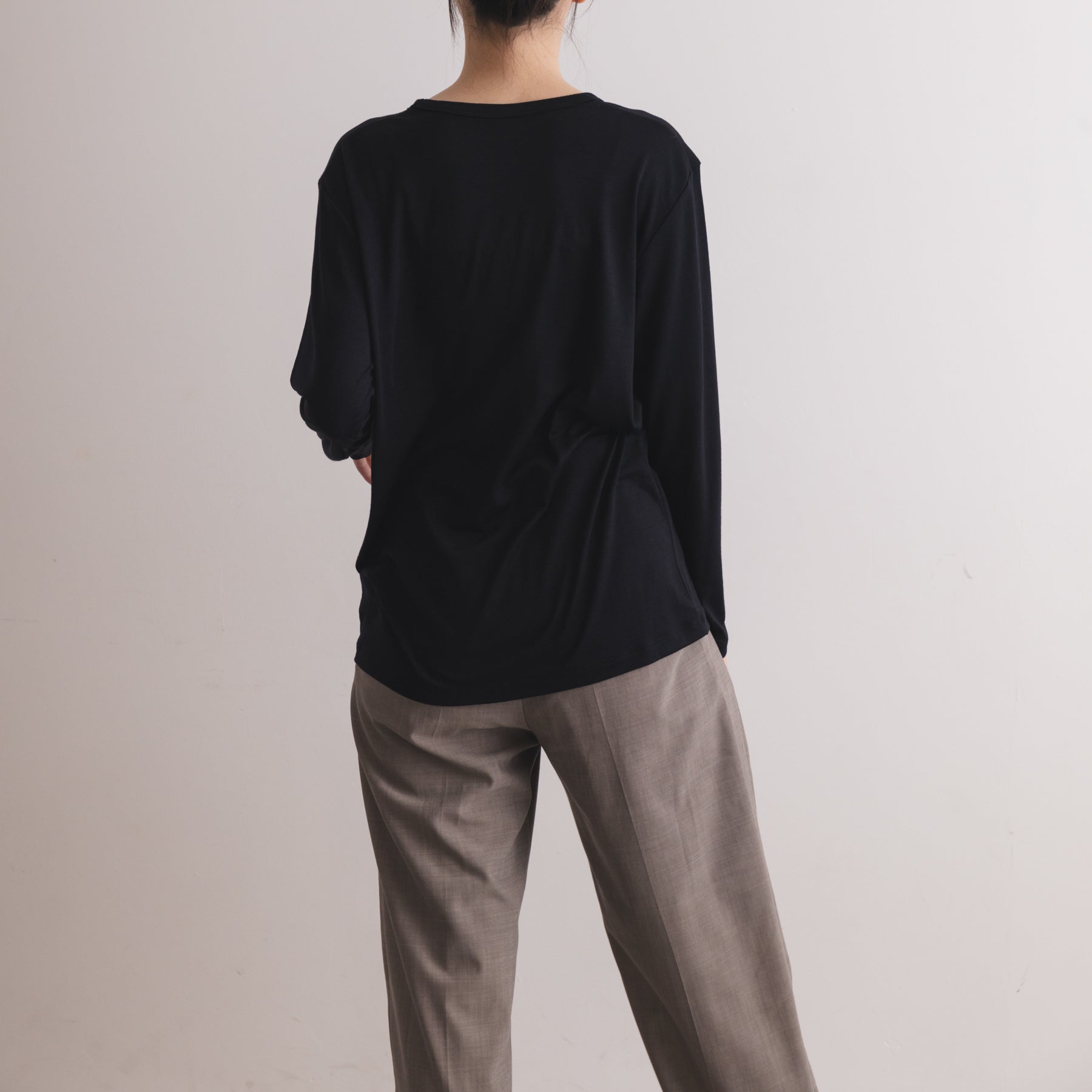 MEN'S メリノウール100%天竺 クルーネック長袖Tシャツ, ブラックの着用イメージ(女性、後)