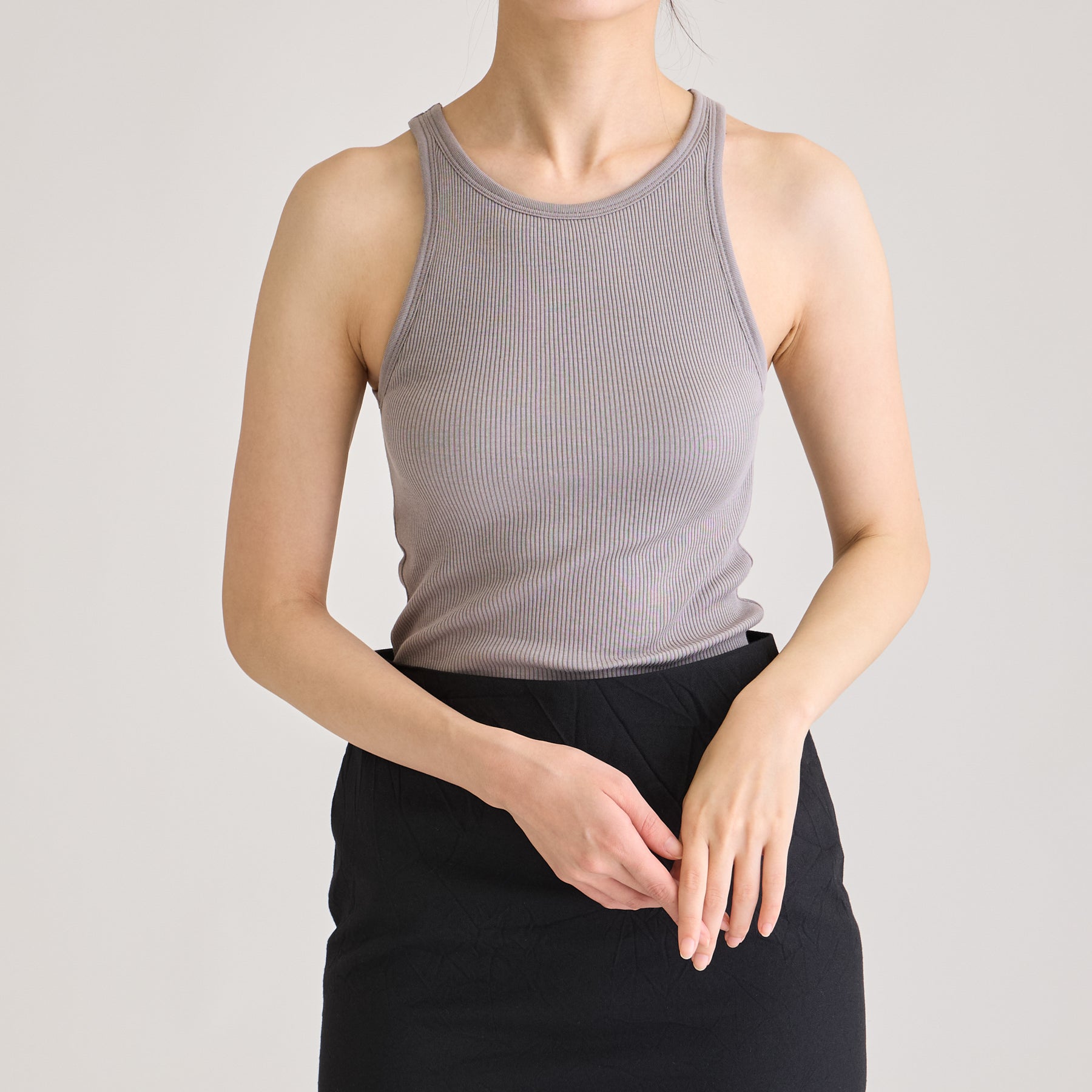 コットンシルクリブ アメリカンスリーブタンクトップ, カップ付き, アッシュの着用イメージ(前)