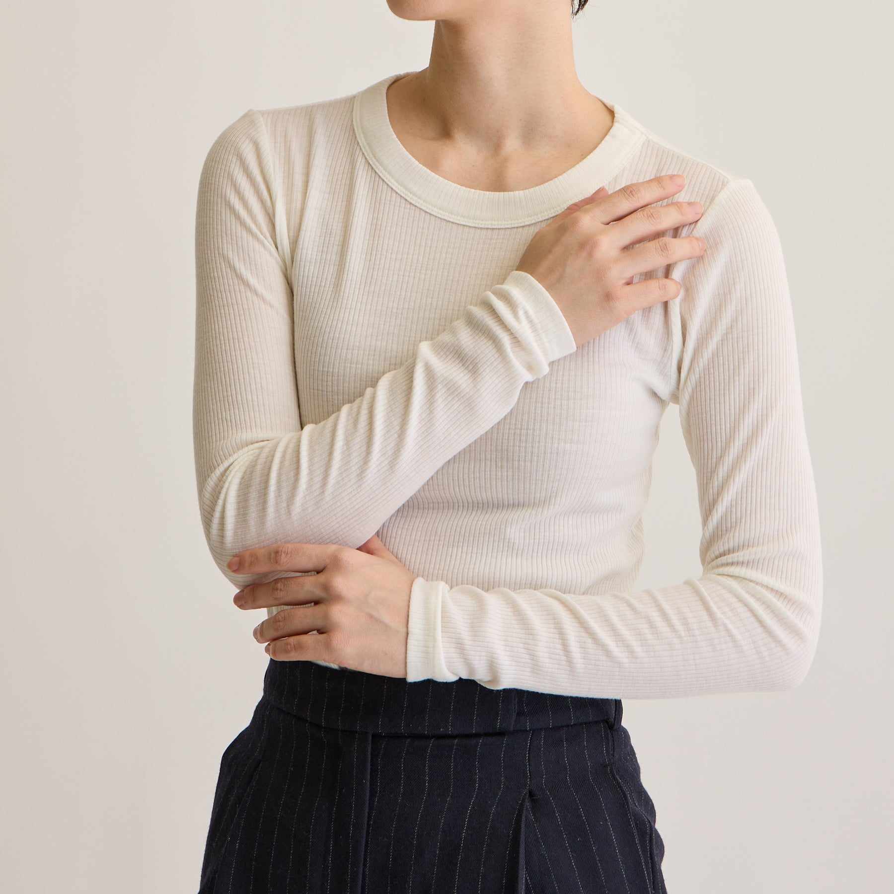 メリノウール100%リブ クルーネックトップ, ホワイトのモデル着用画像(前)
