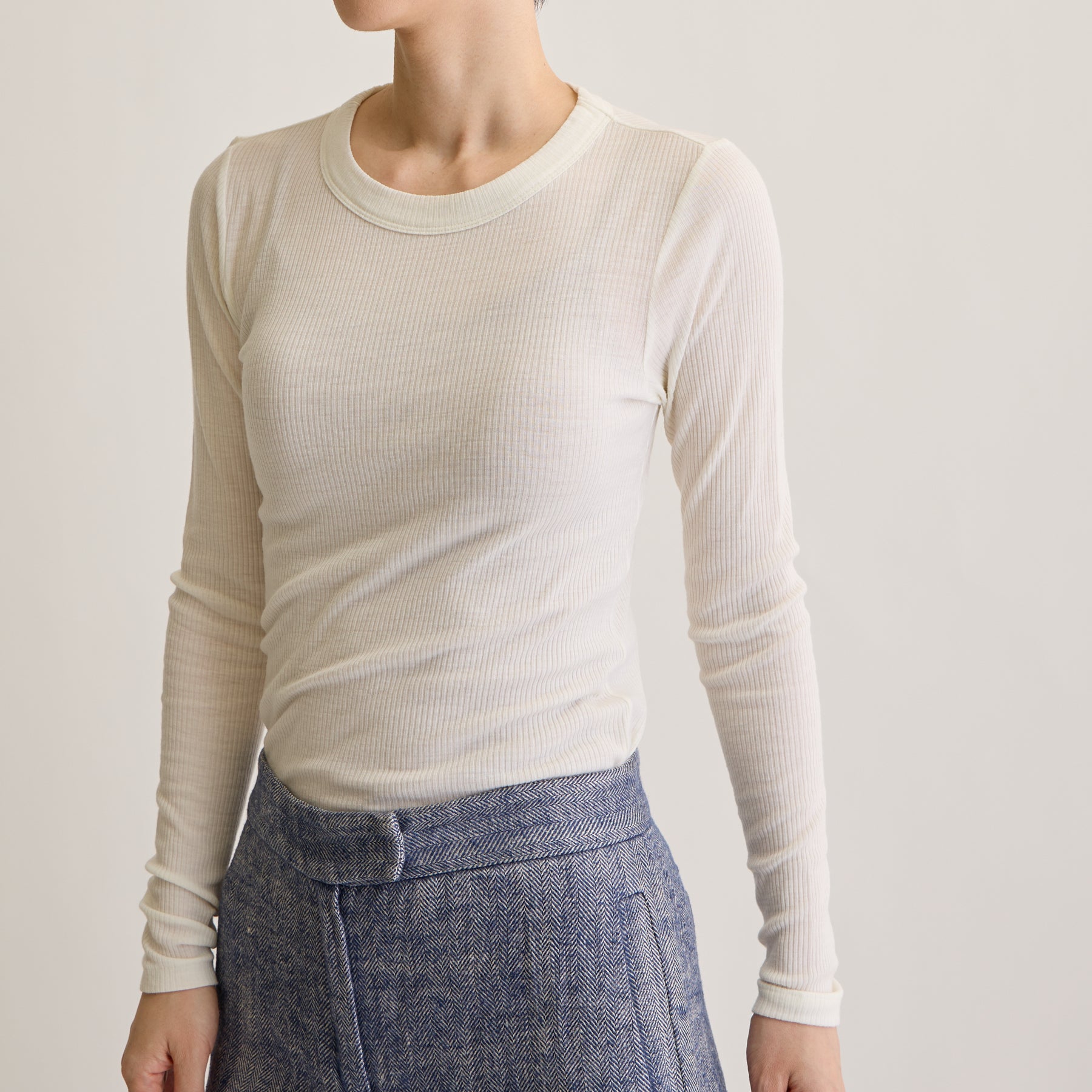 メリノウール100%リブ クルーネックトップ, ホワイトのモデル着用画像(前)