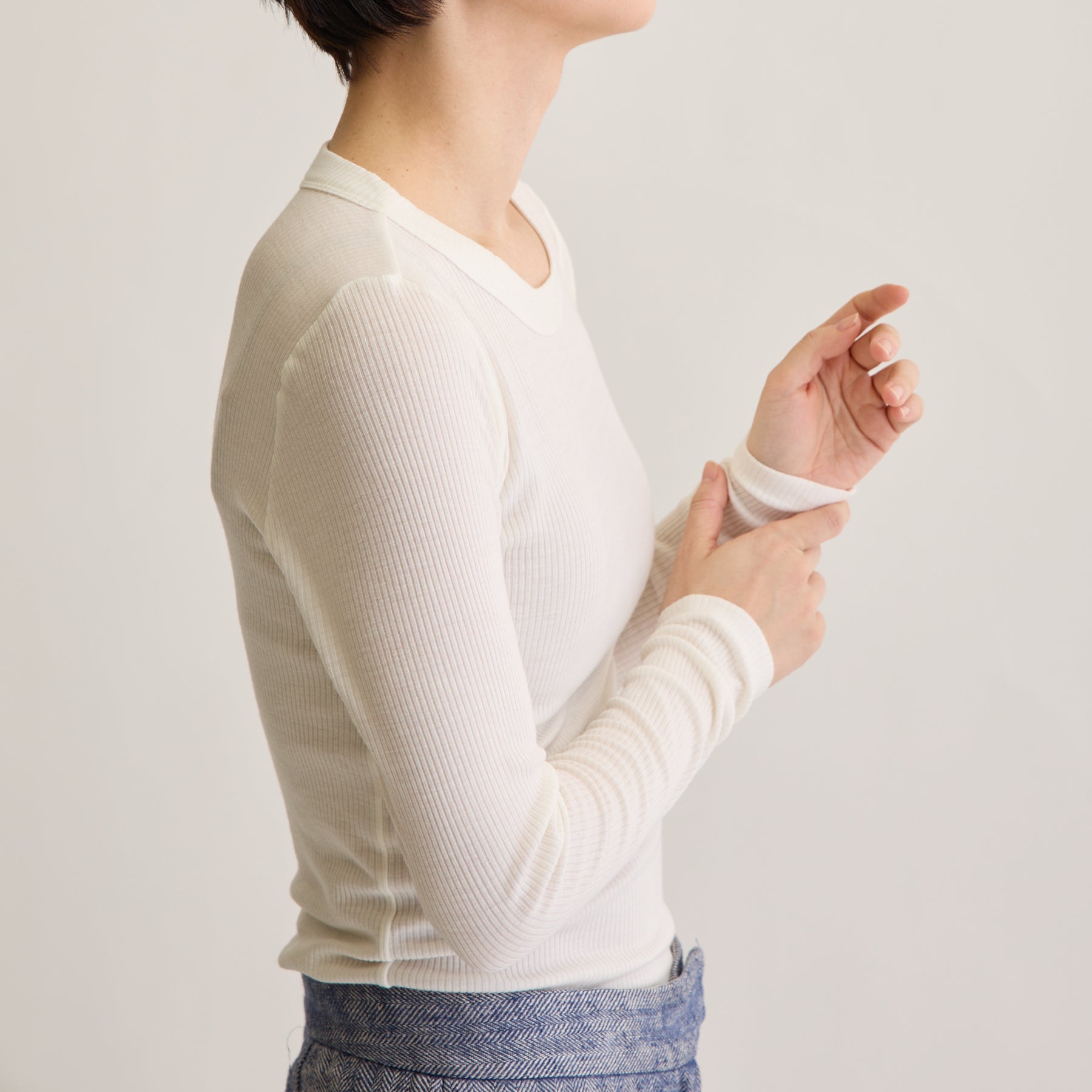 メリノウール100%リブ クルーネックトップ, ホワイトのモデル着用画像(横)