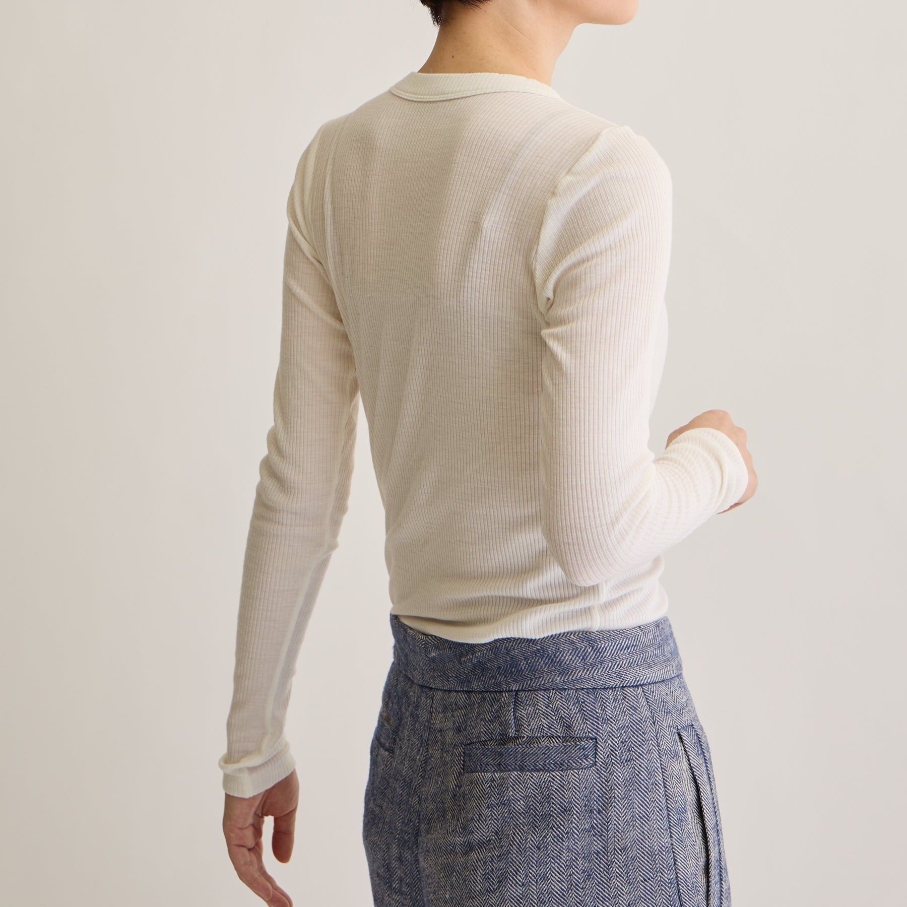 メリノウール100%リブ クルーネックトップ, ホワイトのモデル着用画像(斜め後)