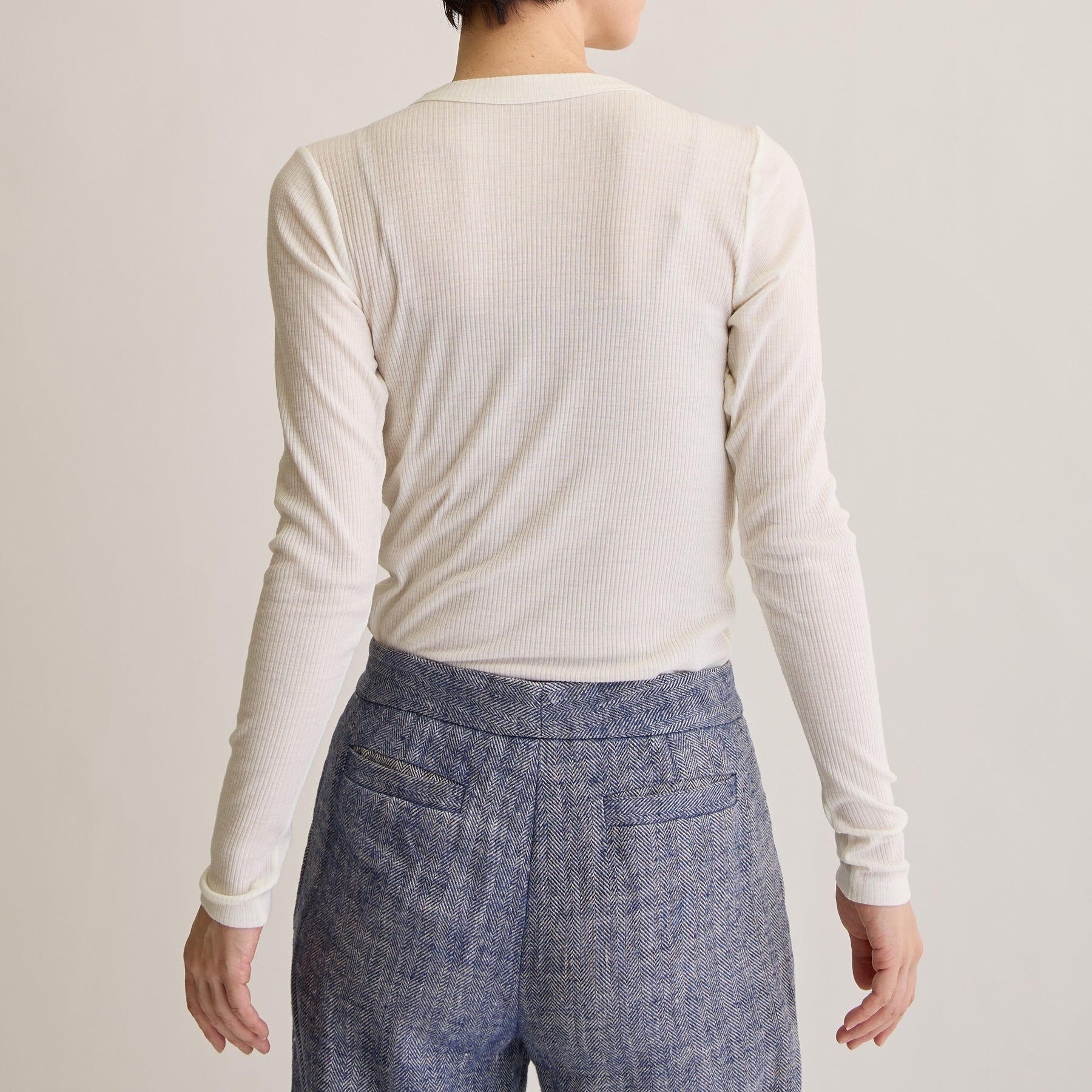 メリノウール100%リブ クルーネックトップ, ホワイトのモデル着用画像(後)